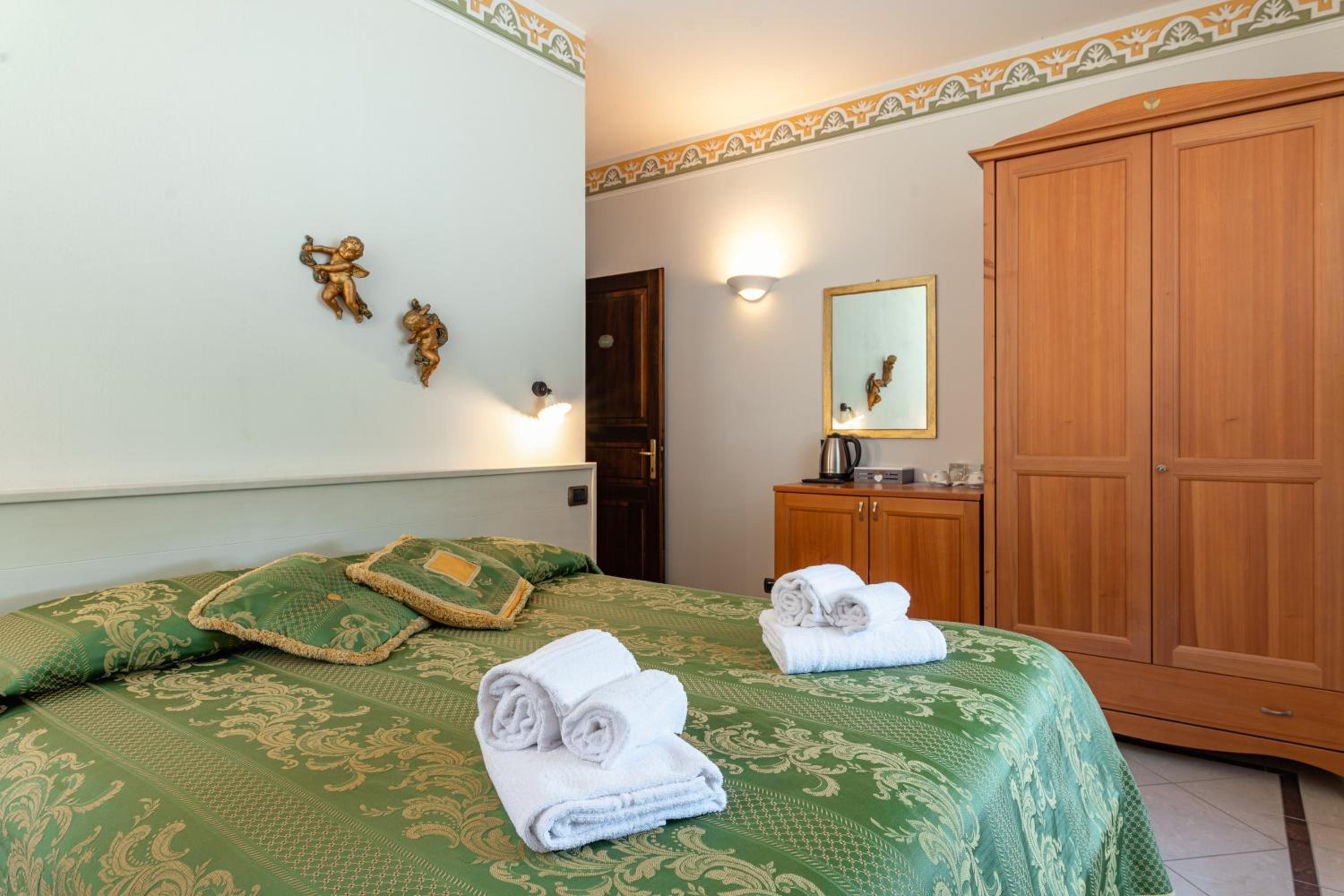 Standard Double or Twin Room - Photo 7