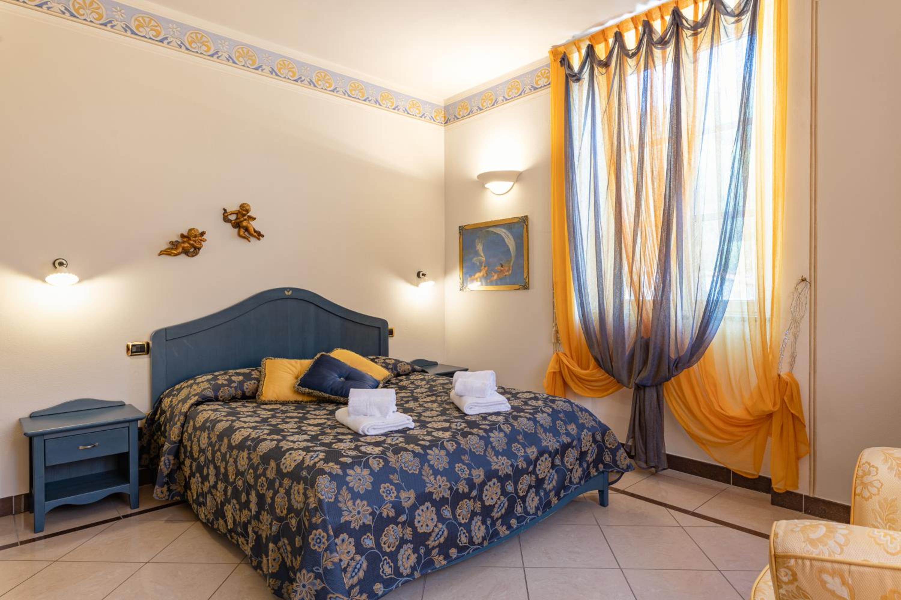 Deluxe Room - Photo 6