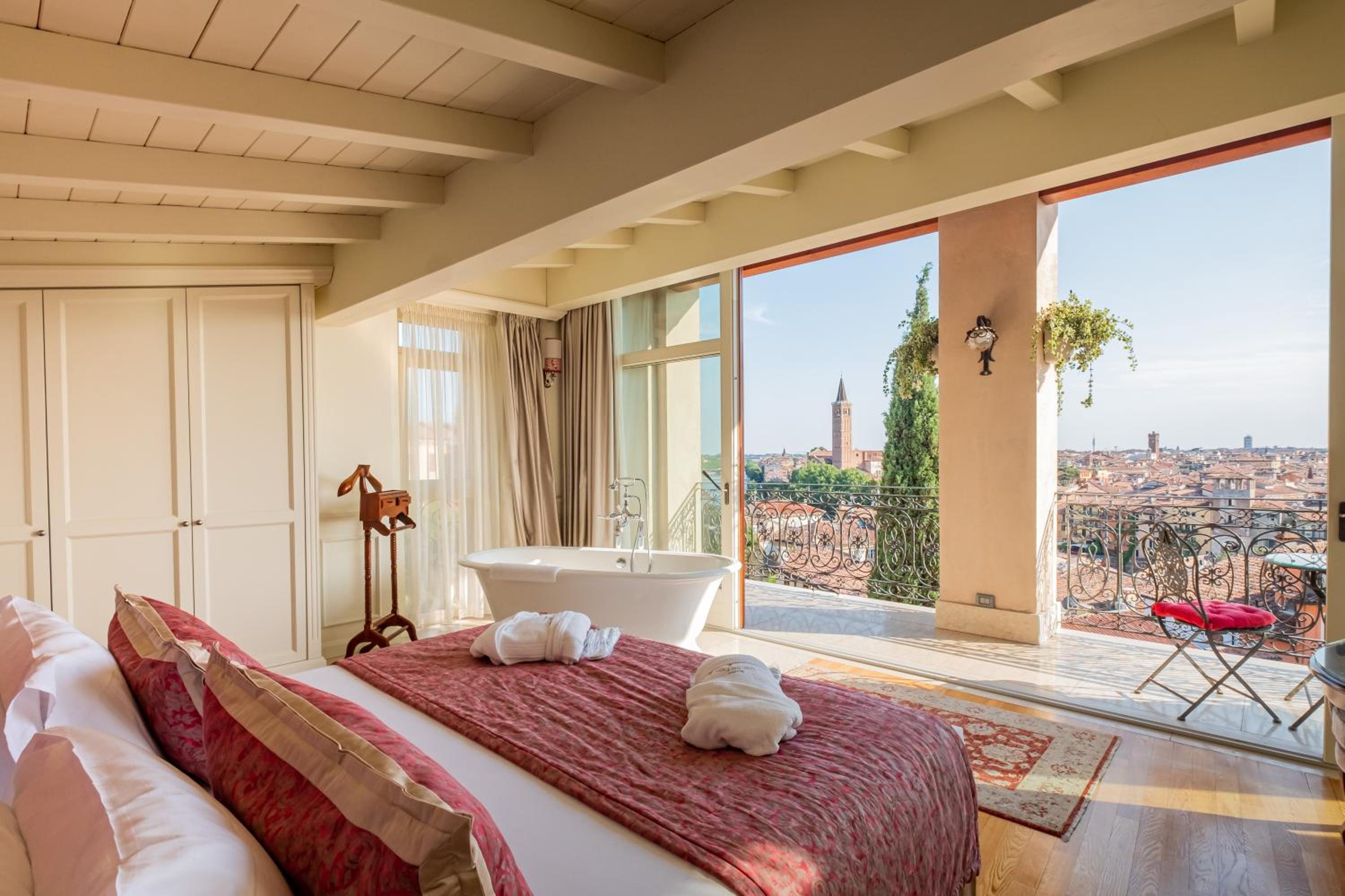 Queen Room with Balcony - Photo 5