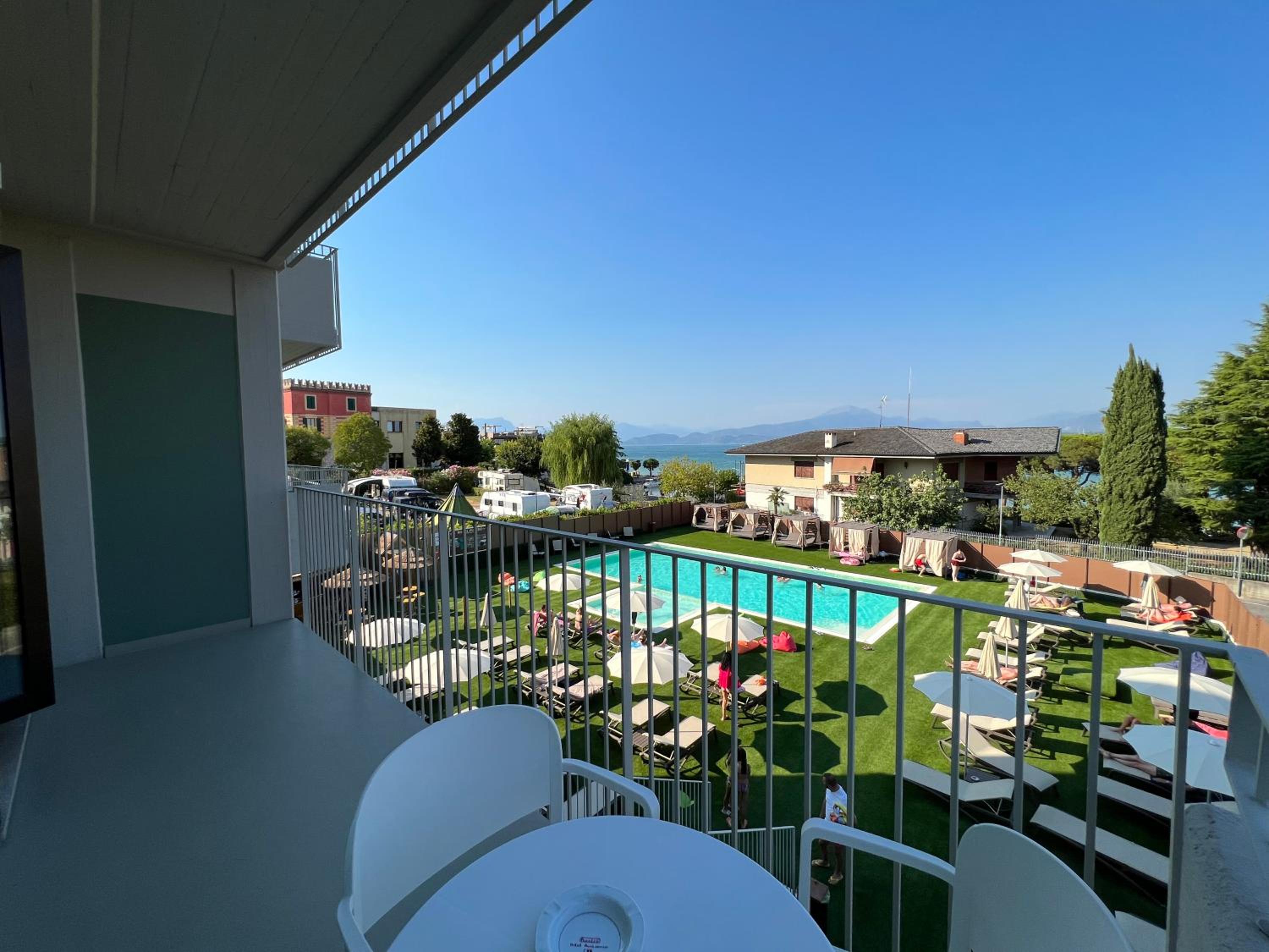 Deluxe Triple Room with Front Lake View - Photo 8