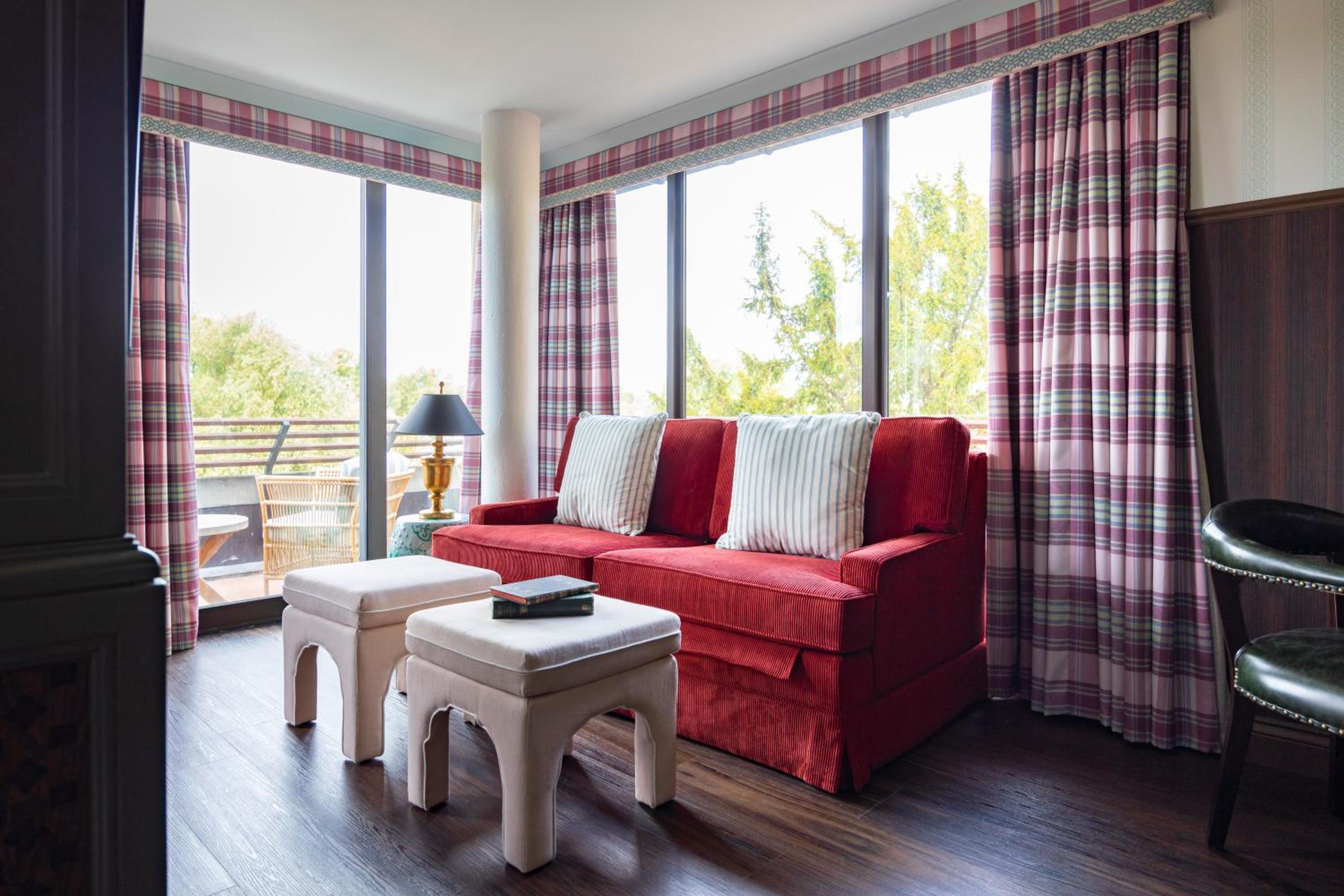 Graduate Junior King Suite with River View - Photo 8