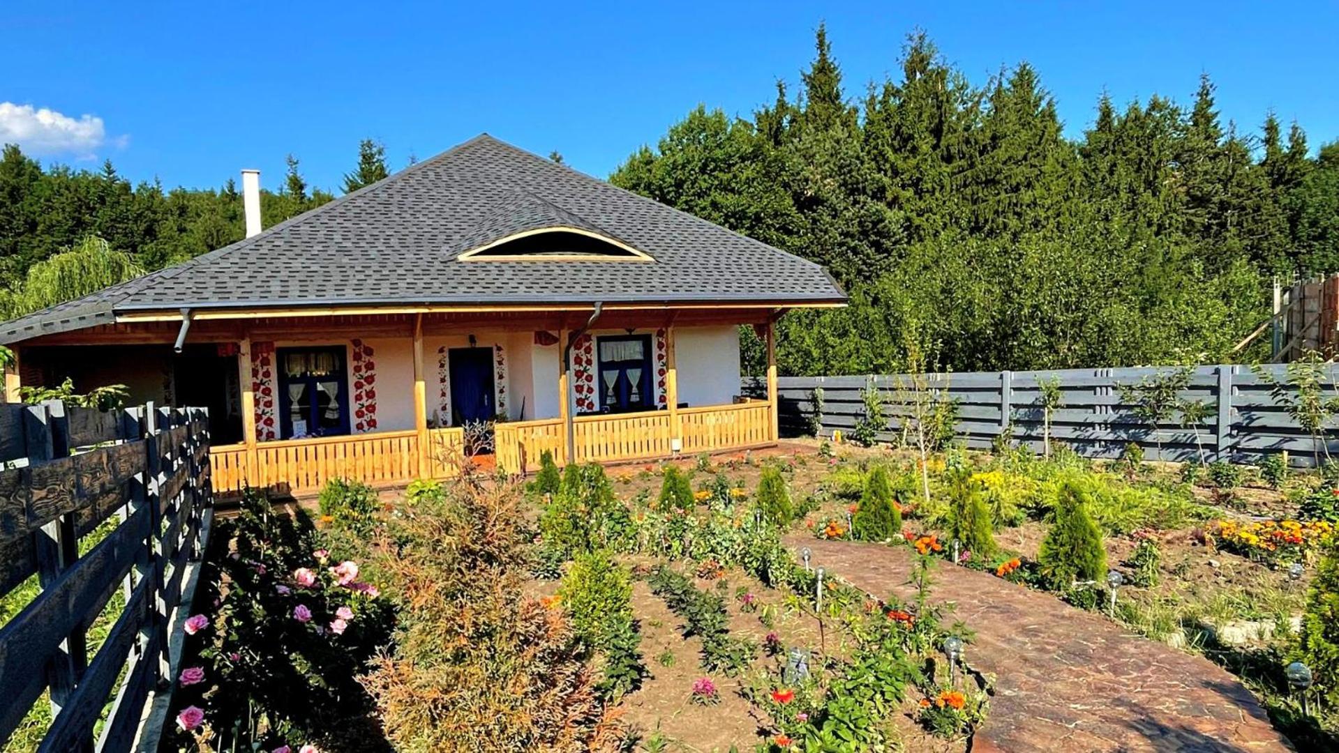 Five-Bedroom House - Photo 34