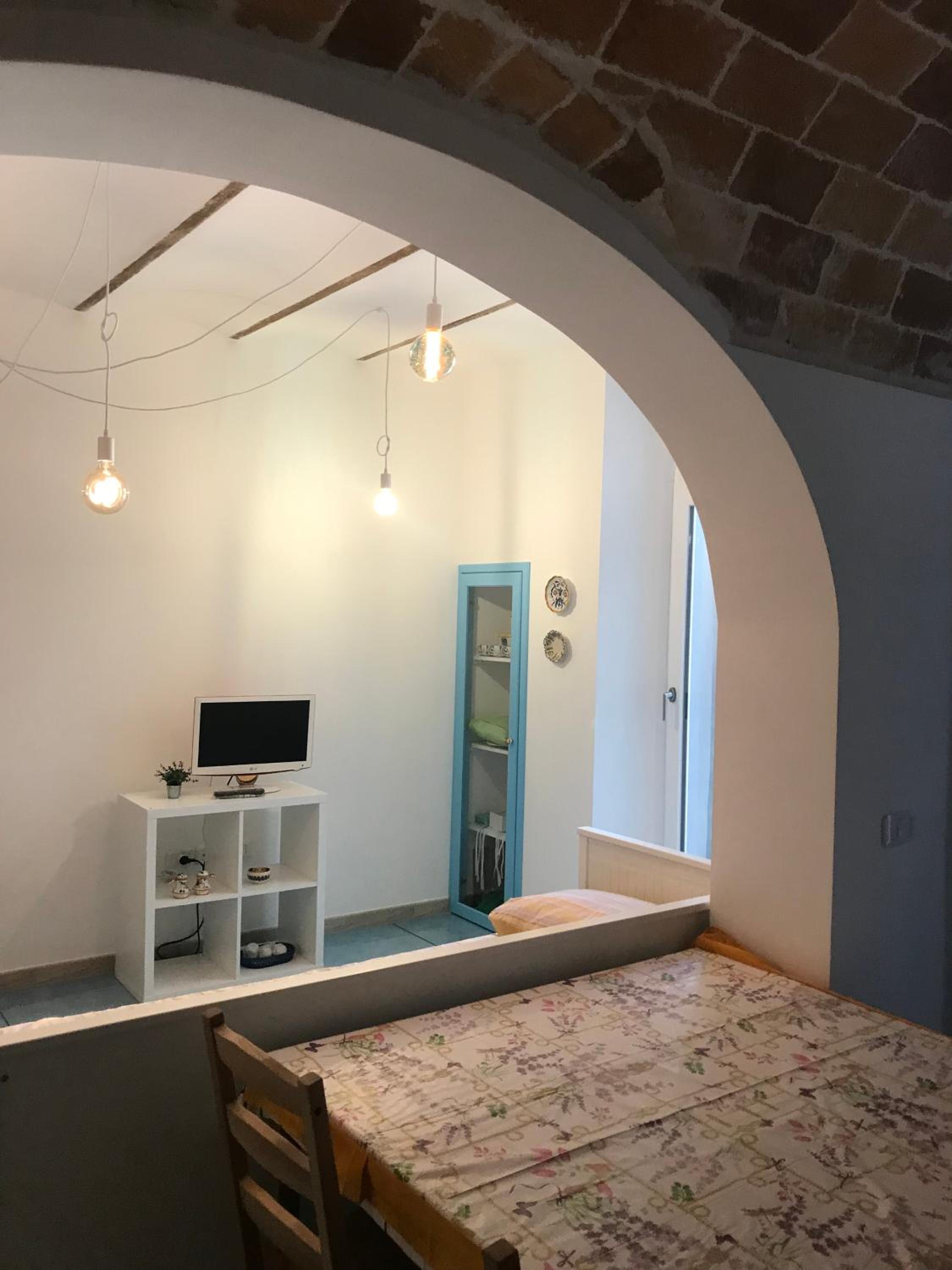 One-Bedroom House - Photo 25