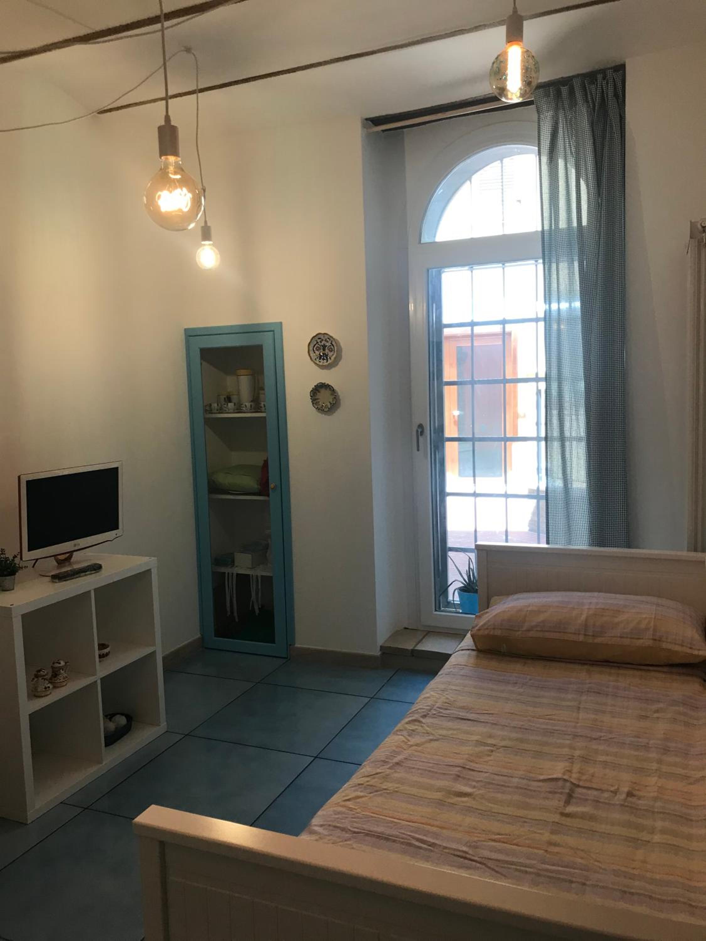 One-Bedroom House - Photo 27
