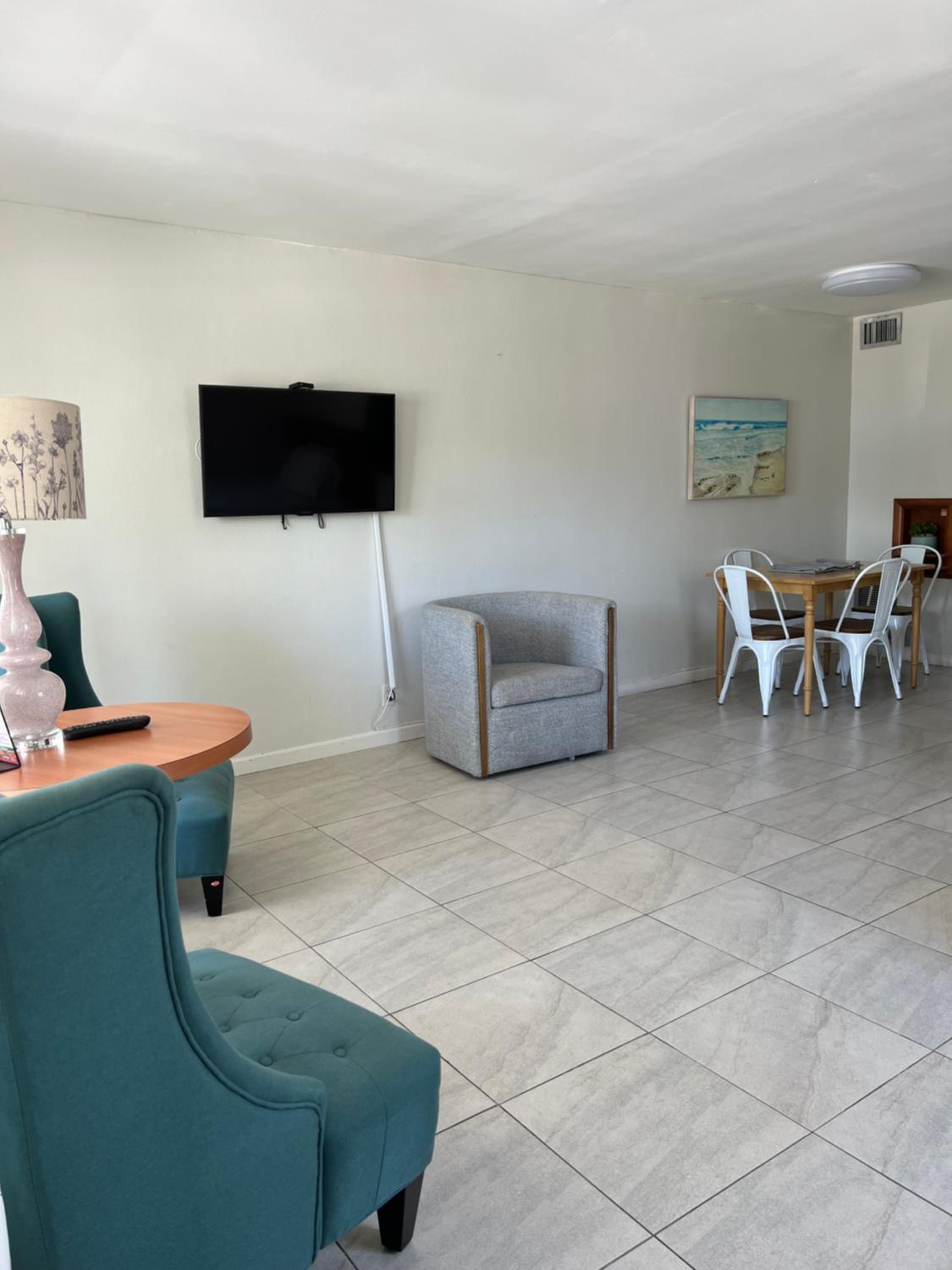 One-Bedroom Apartment - Photo 4