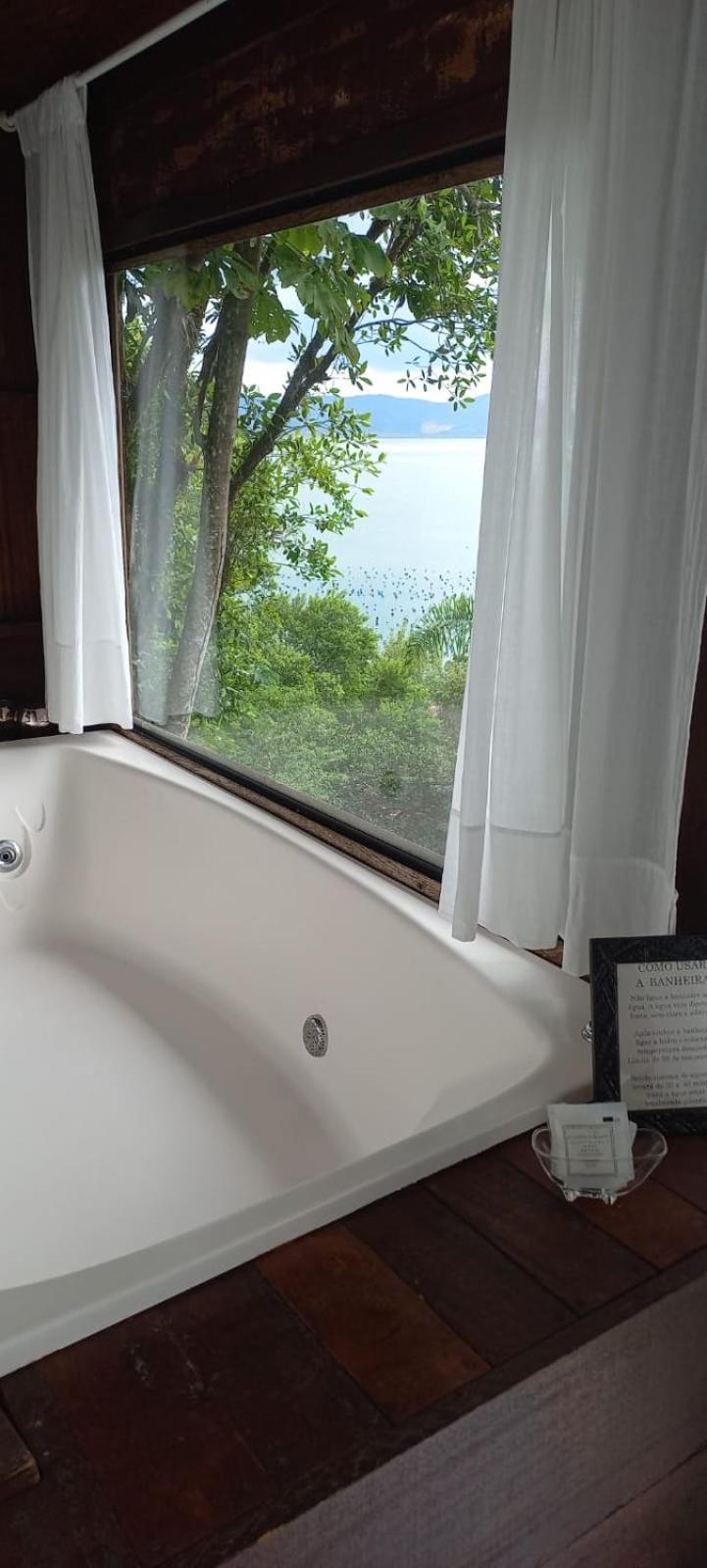 Deluxe Suite with Spa Bath photo 3