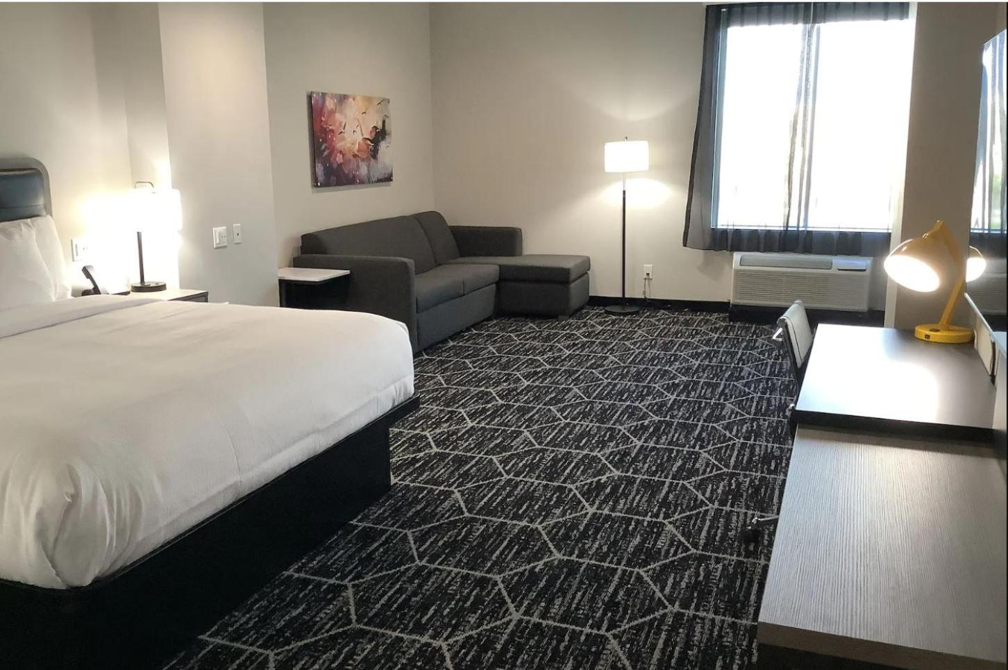 Deluxe King Room - Non-Smoking - Photo 3