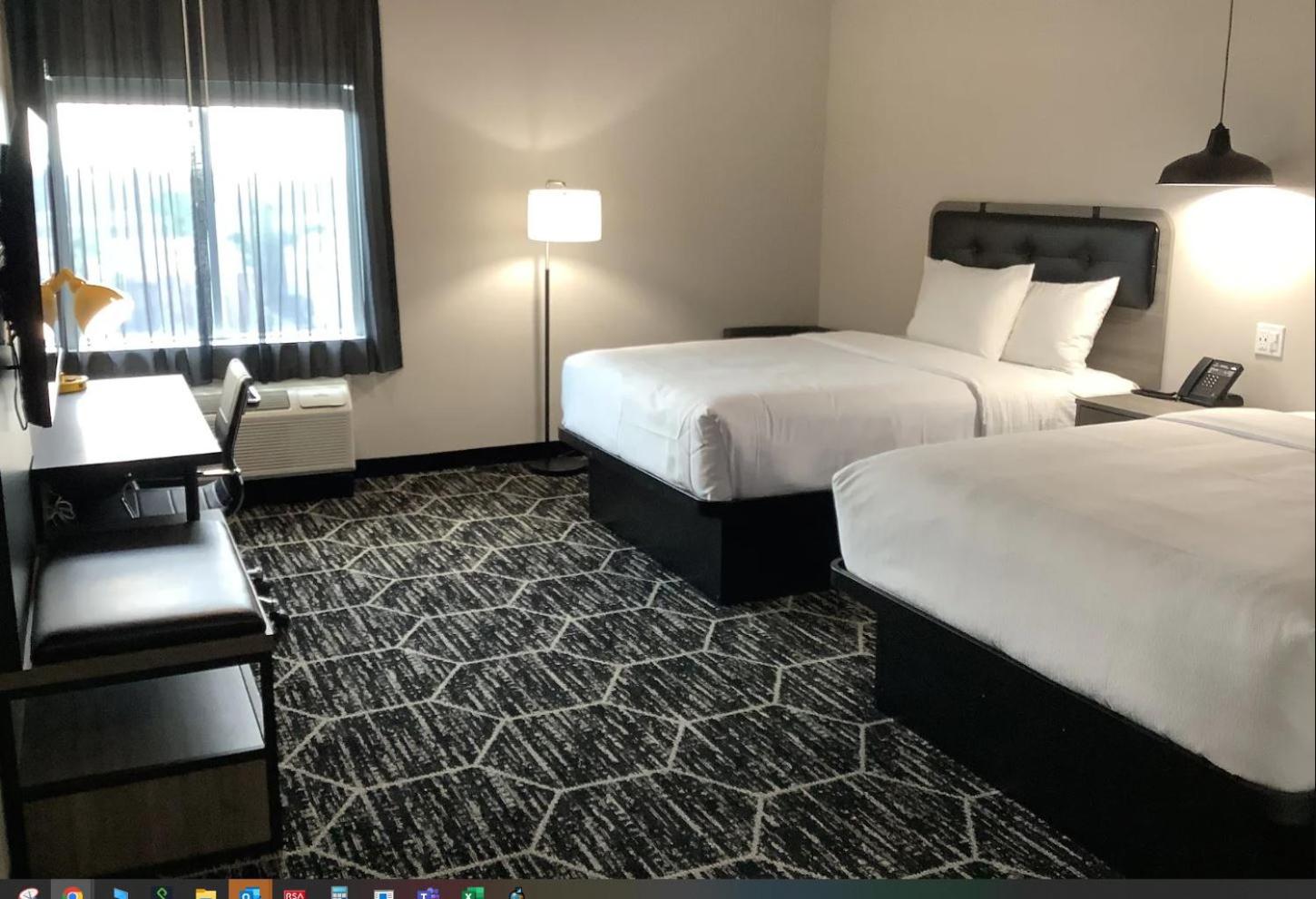 Queen Room with Two Queen Beds - Non-Smoking - Photo 3