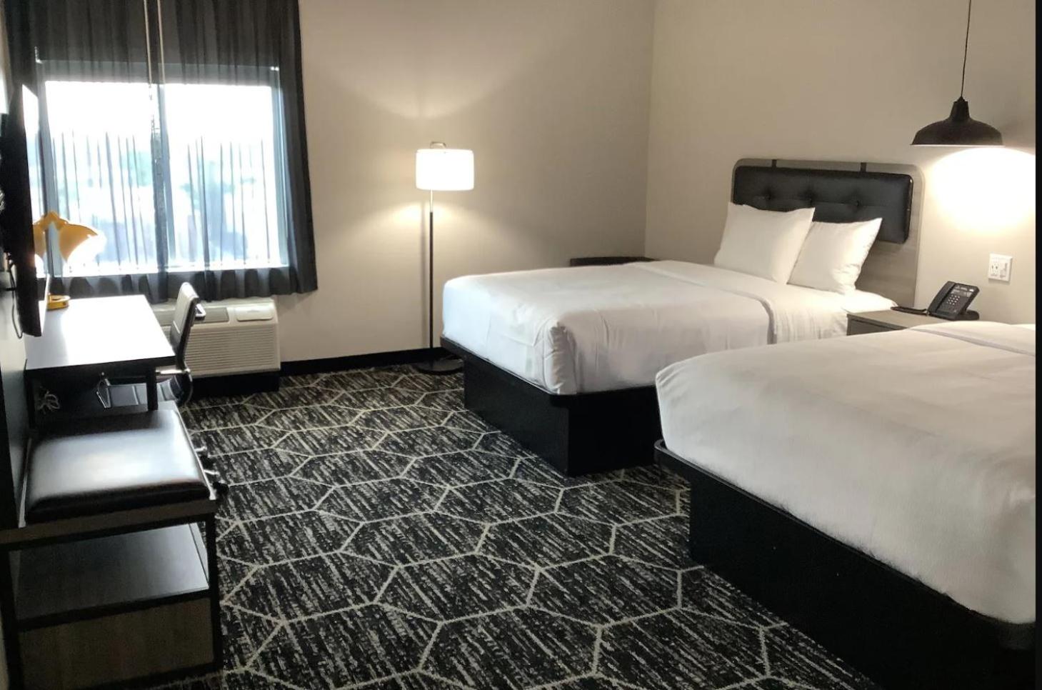 Queen Room with Two Queen Beds - Non-Smoking - Photo 4