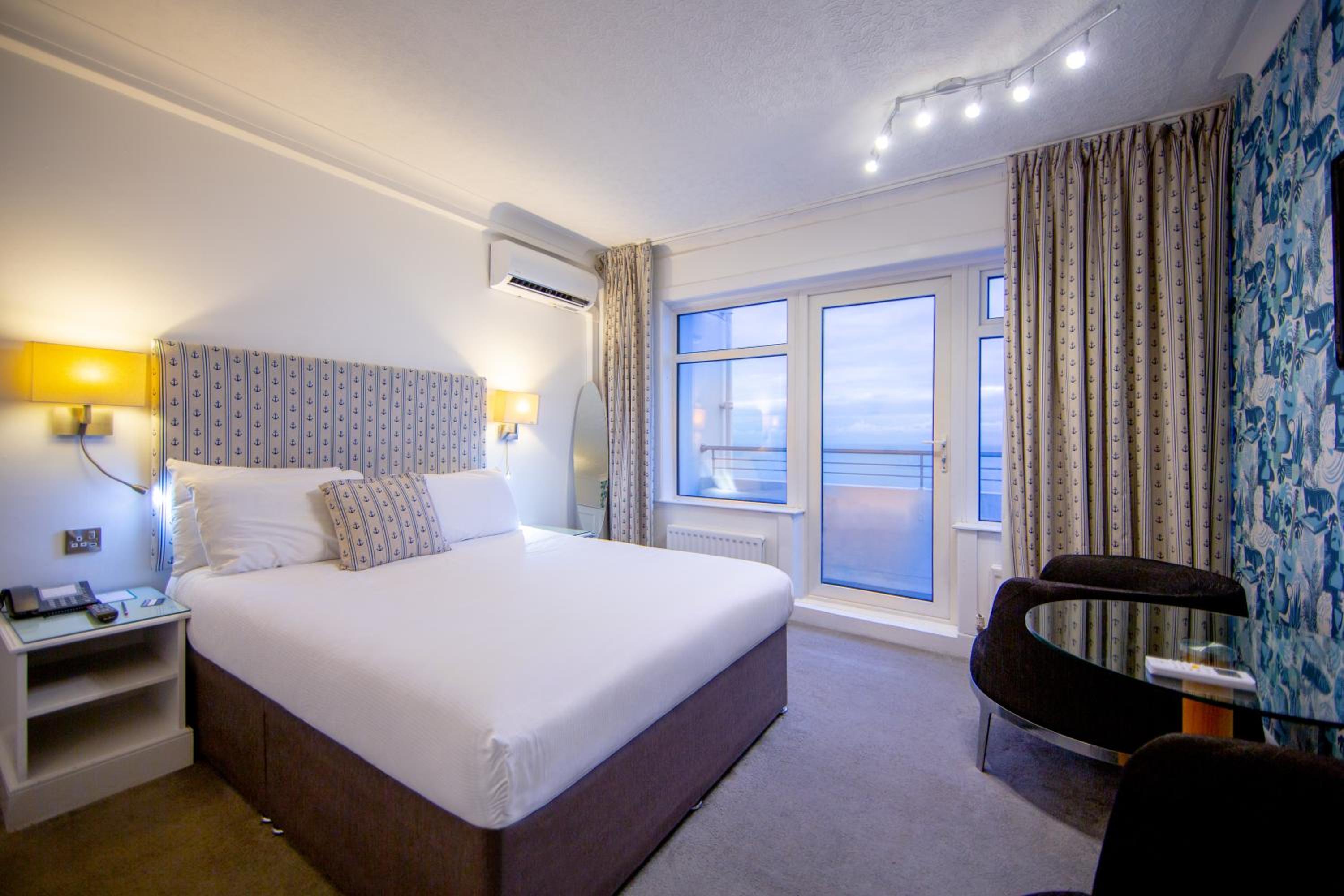 Double Room with Balcony and Sea View - Photo 8