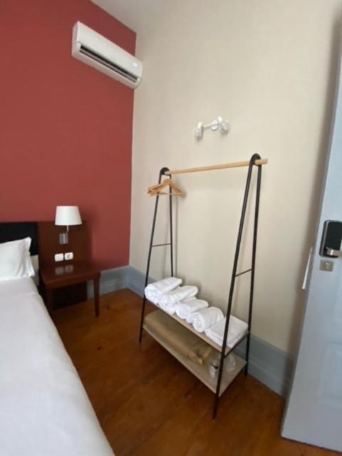 Double Room with Private External Bathroom - Photo 3
