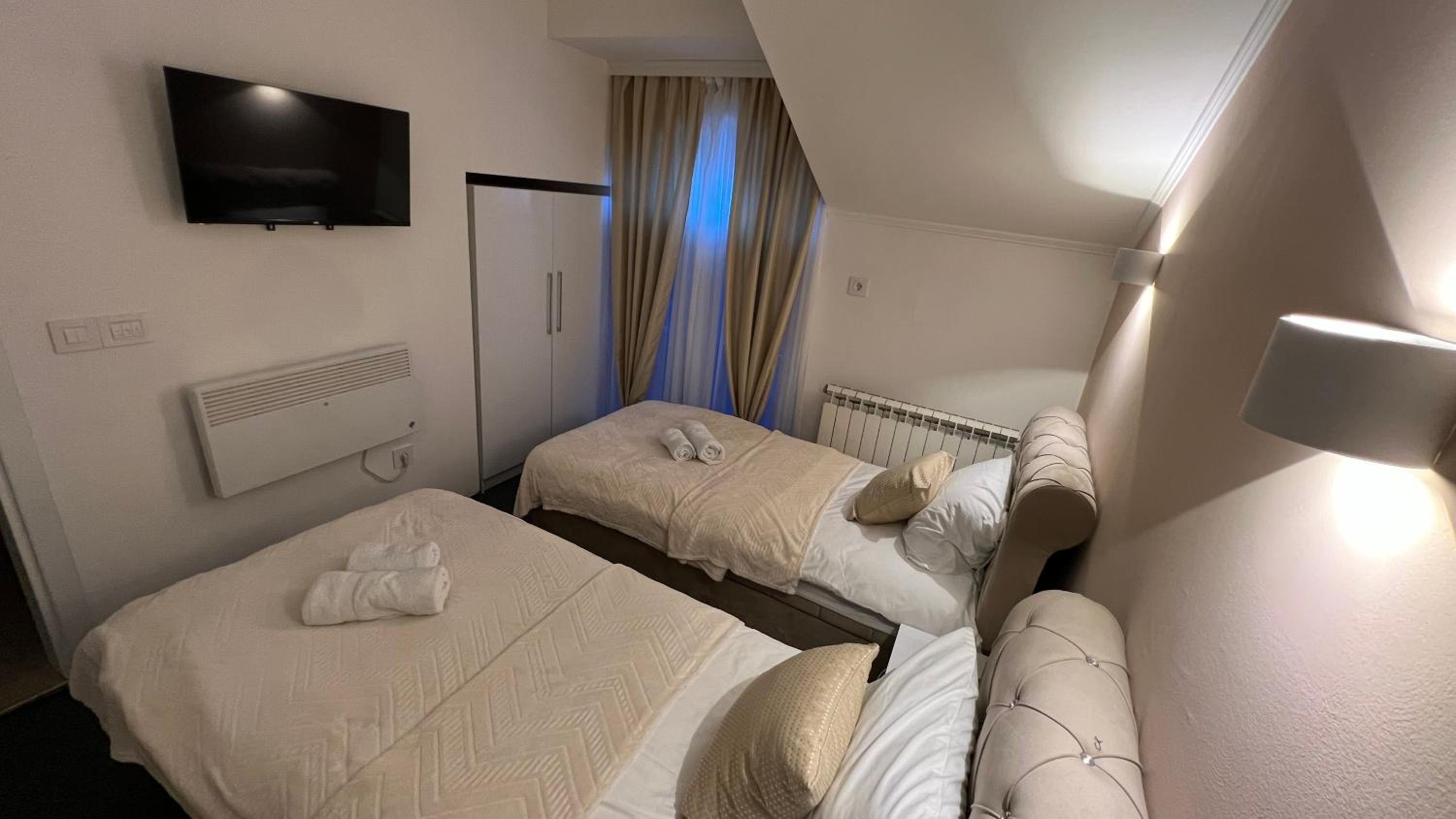 Deluxe Twin Room photo 3