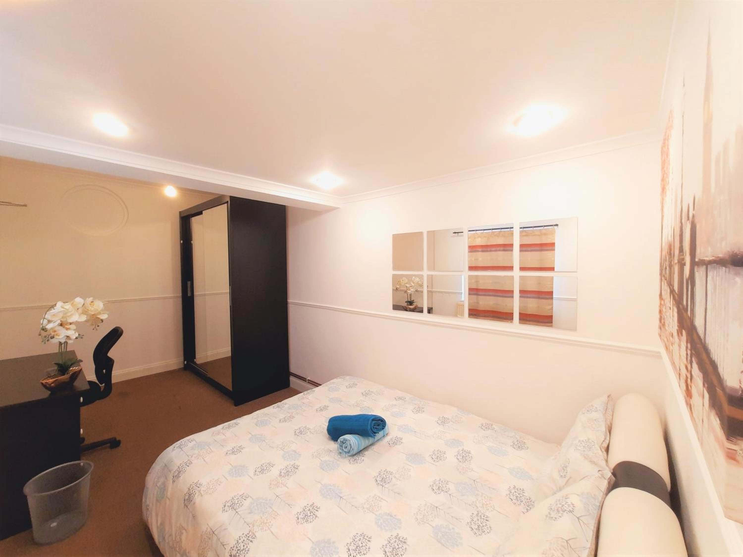Single Room with Private Bathroom photo 1