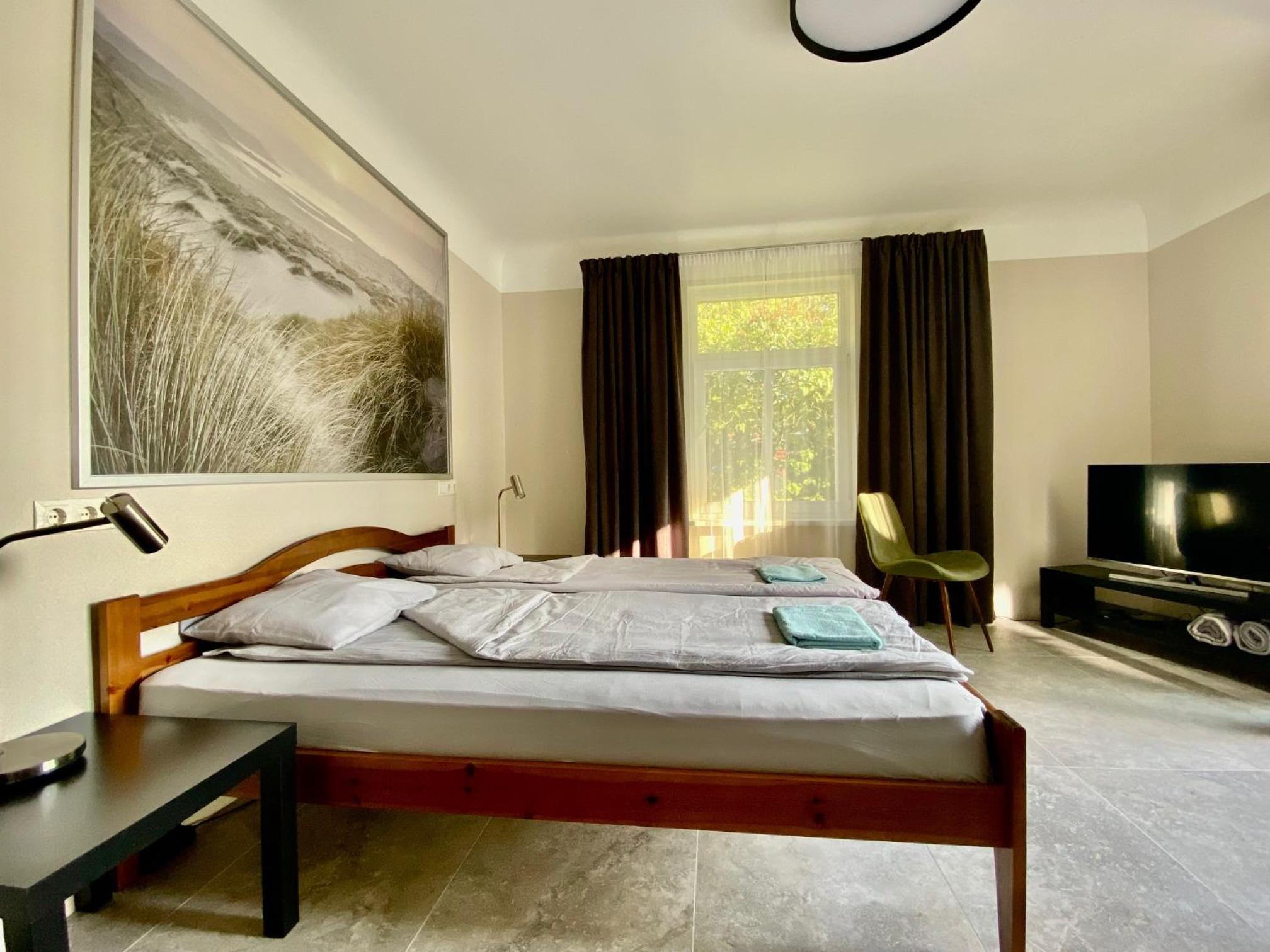 One-Bedroom Apartment - Photo 2