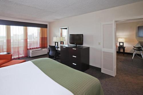 King Suite with Sofabed - Non Smoking photo 2