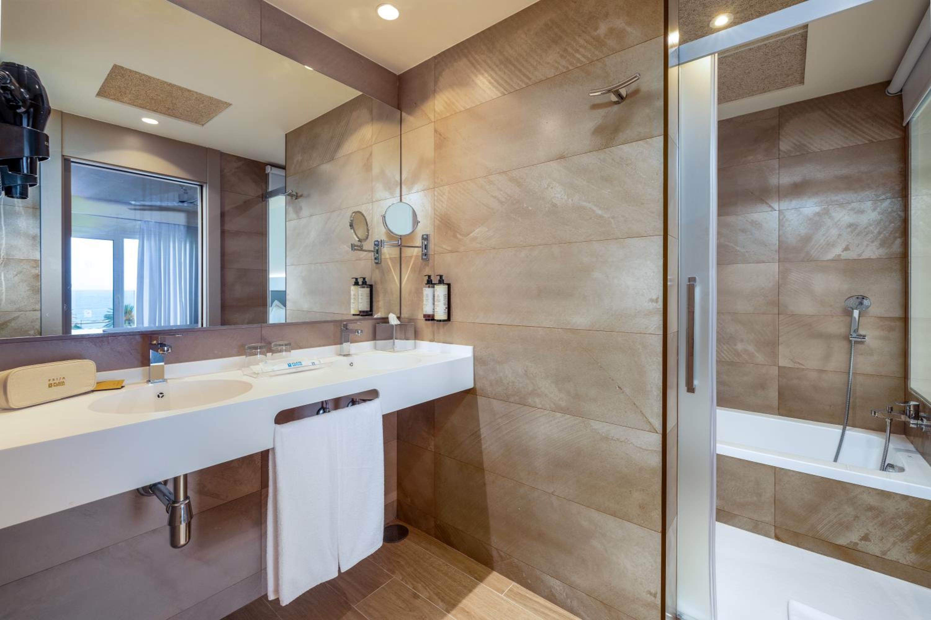 Family Suite (2 Adults + 3 Children)
