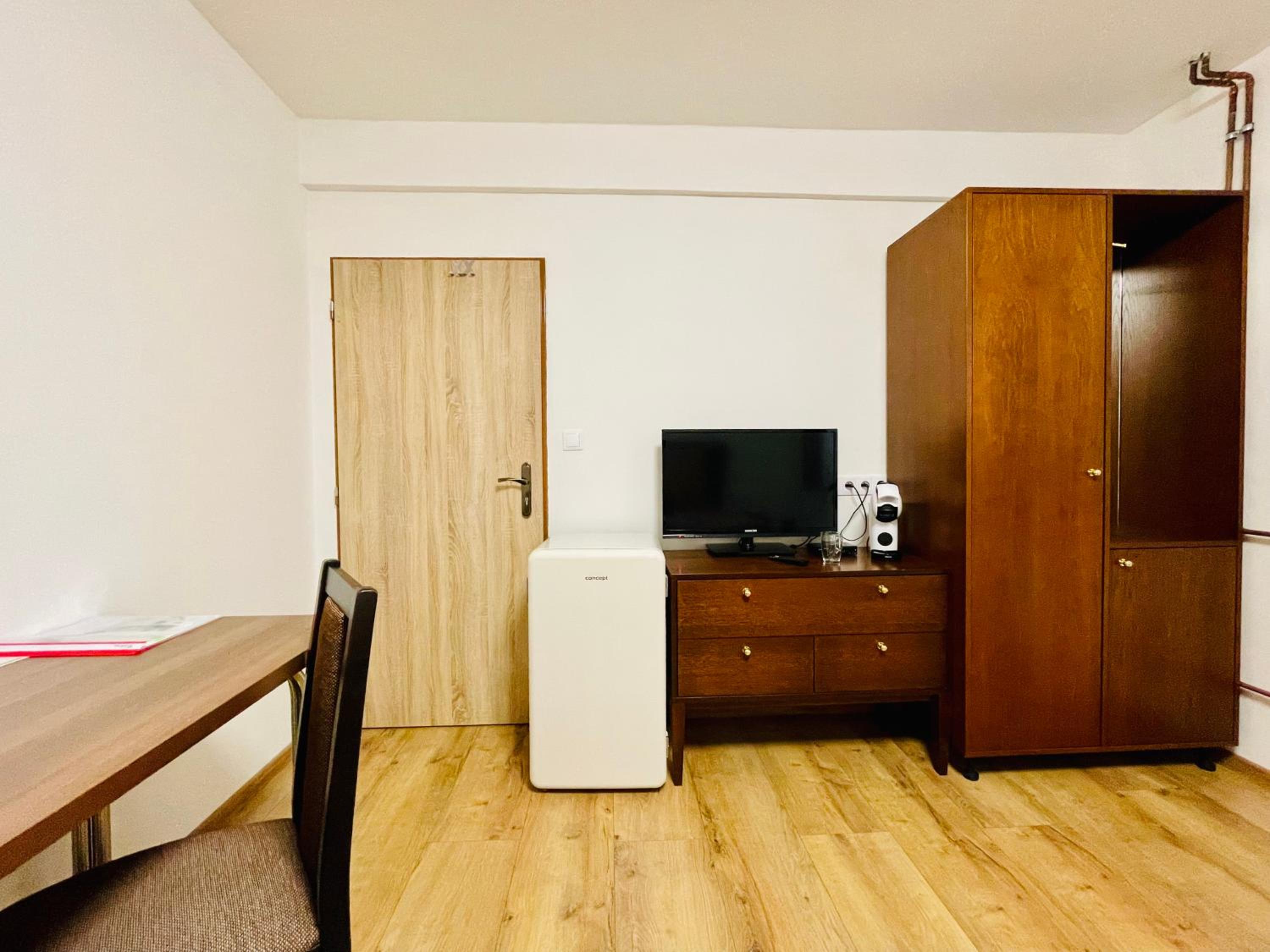 Standard King Room - Photo 24