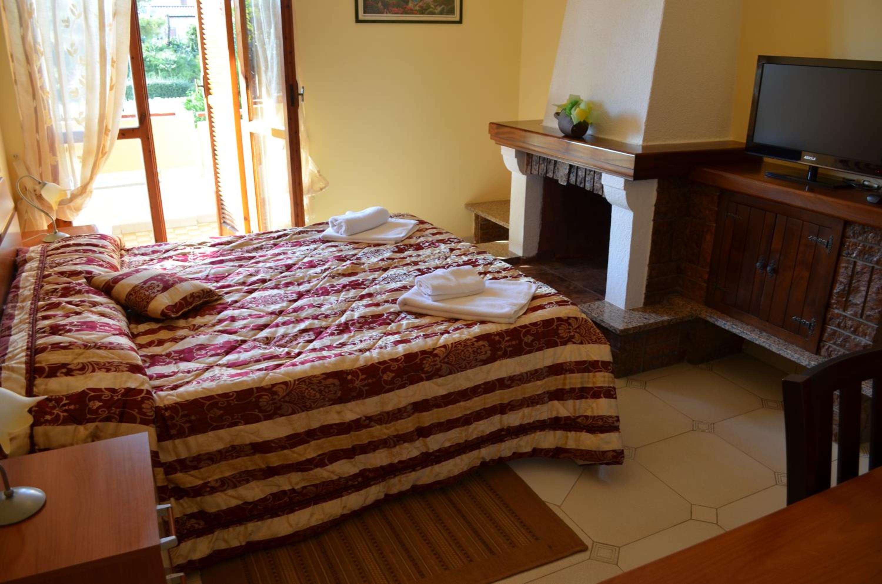 Double or Twin Room with Sea View - Photo 12