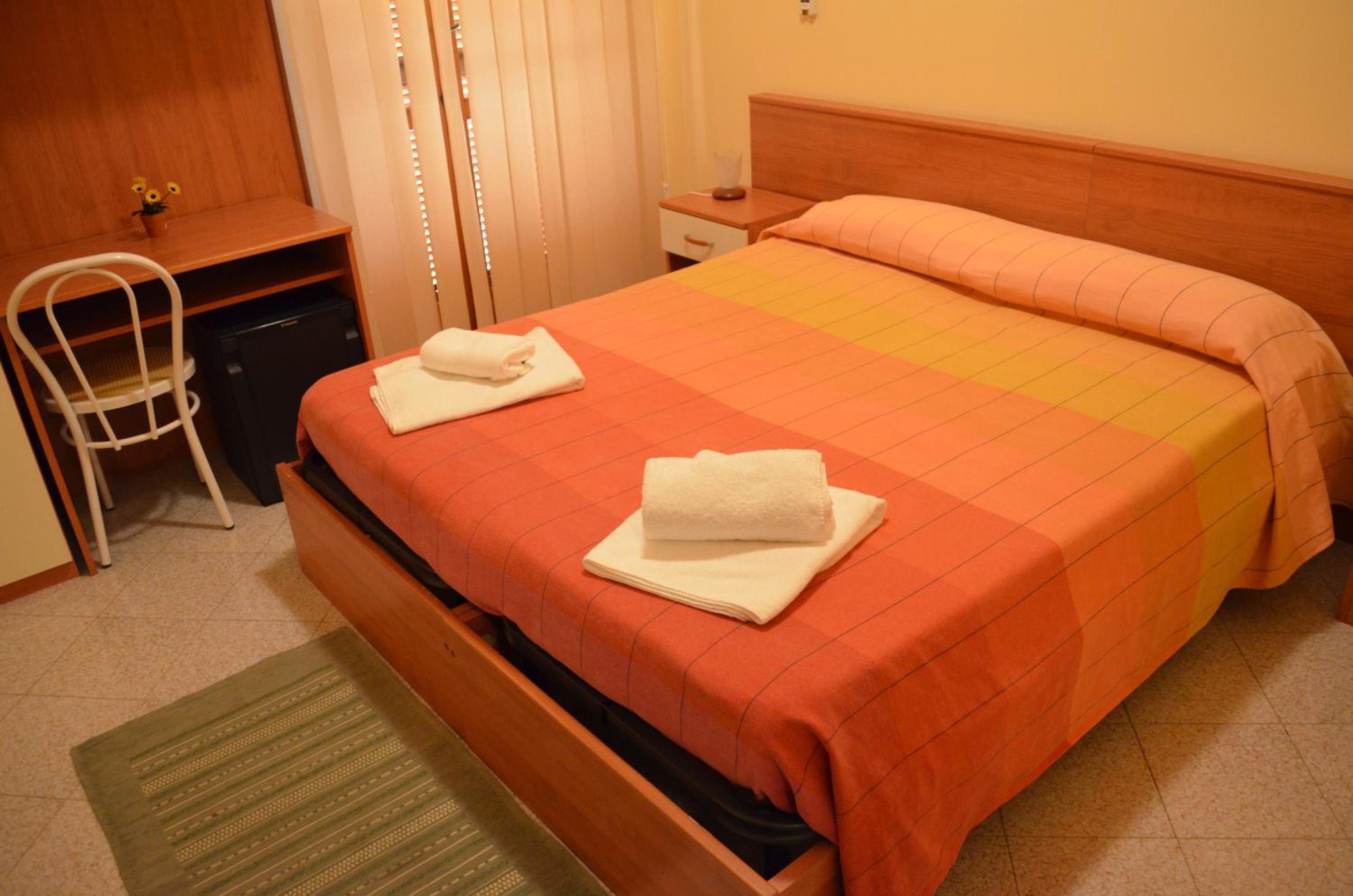 Double or Twin Room with Sea View - Photo 13