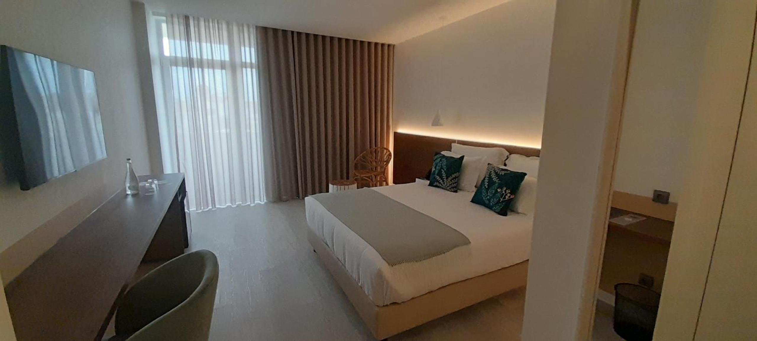Double Room with Side Sea View - Photo 2