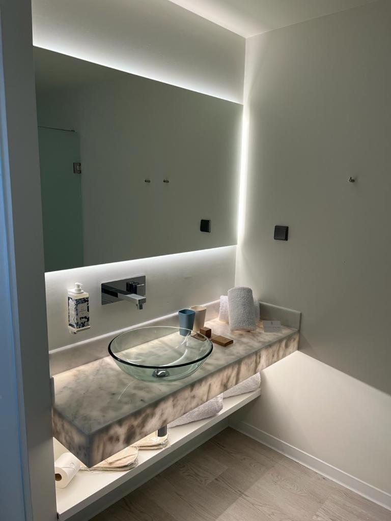 Double Room with Side Sea View - Photo 3