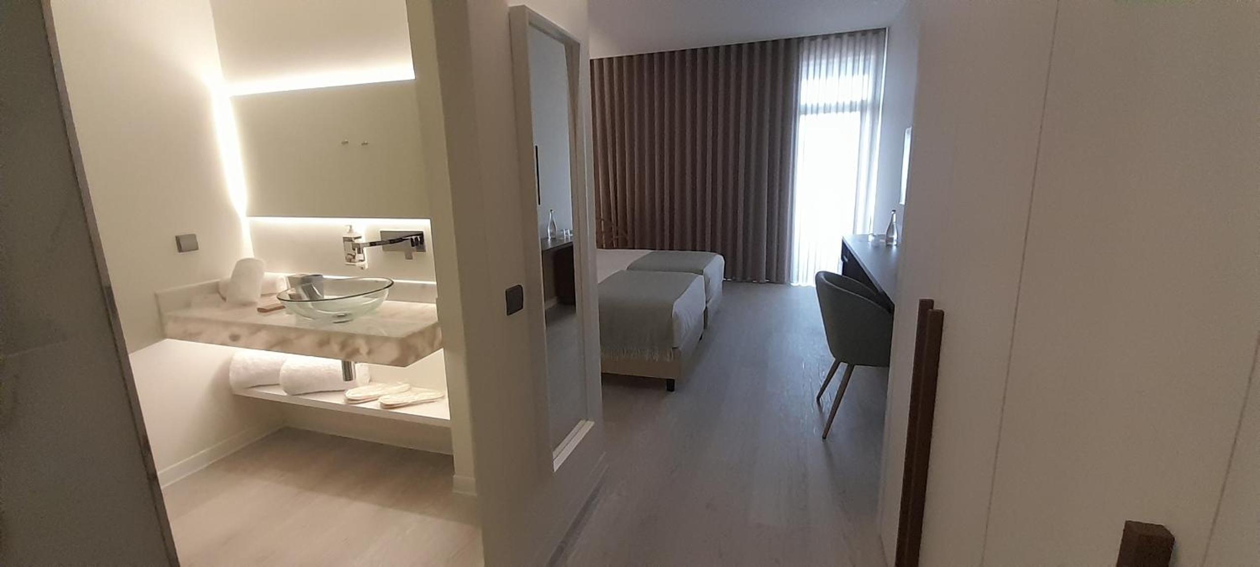 Twin Room with Pool View - Photo 1