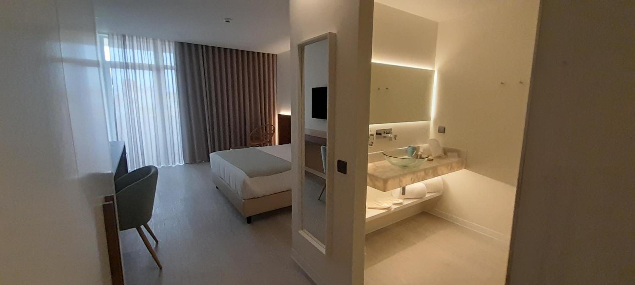 Double Room with Side Sea View - Photo 1