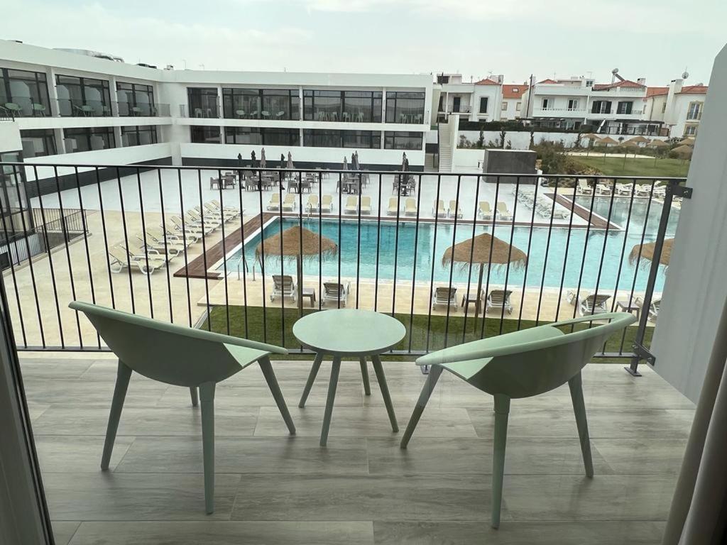 Suite with Pool View - Photo 3