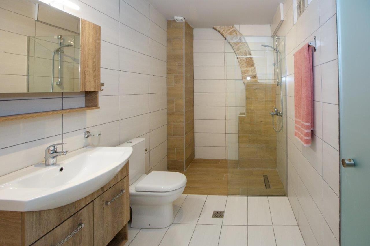 Quadruple Room with Private Bathroom photo 3