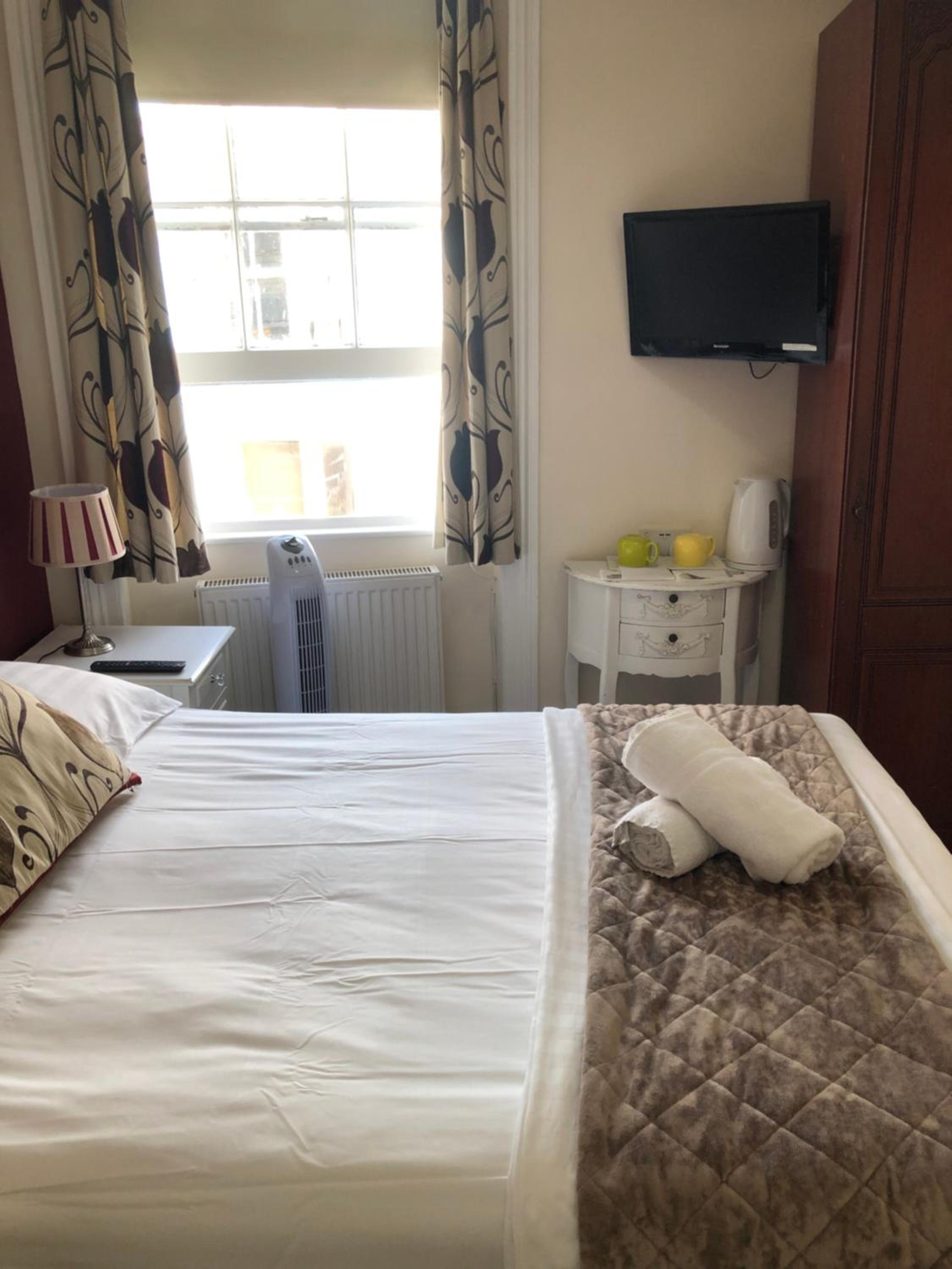 Small Double Room - Burgundy & Cream photo 2