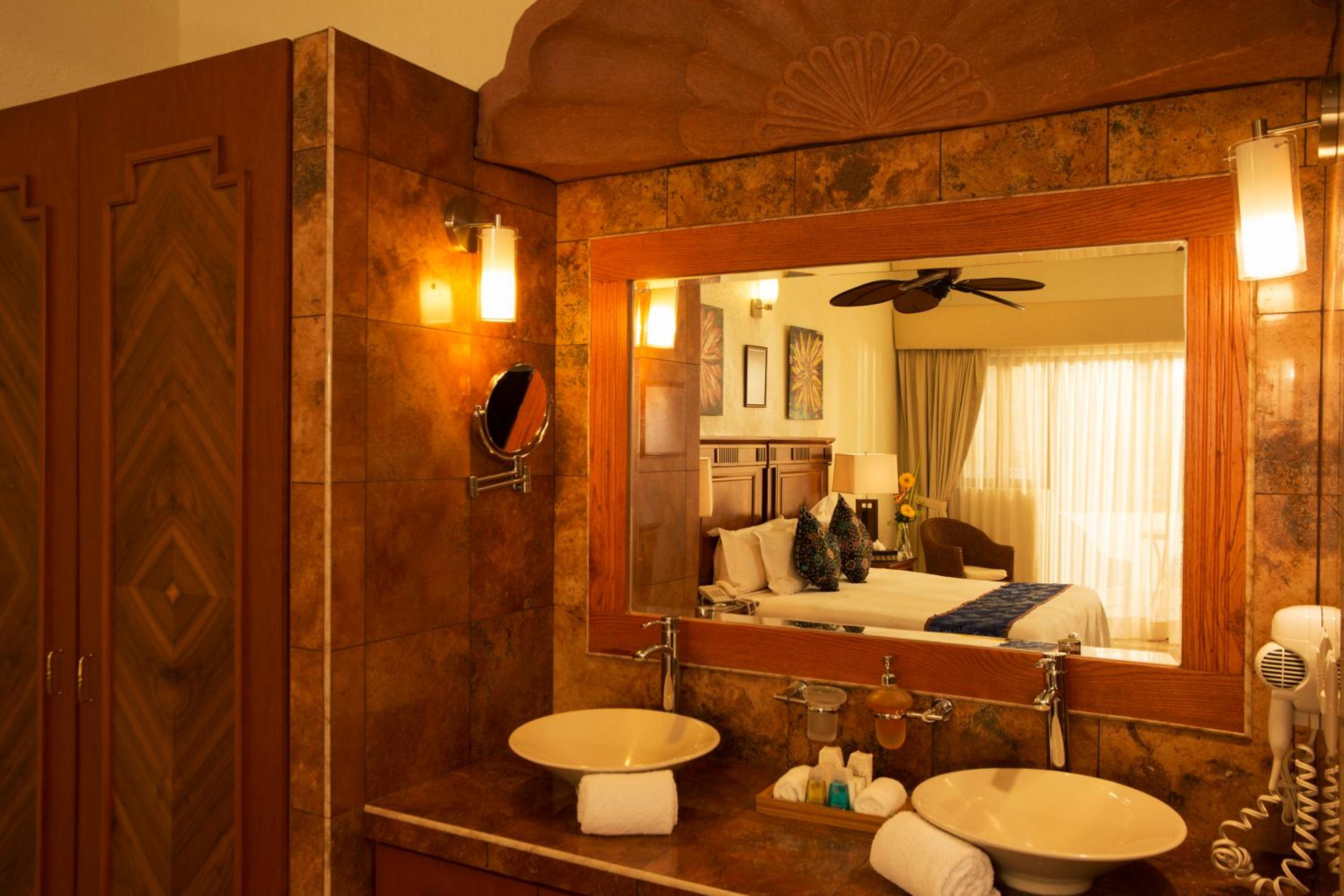 Suite - Photo 5