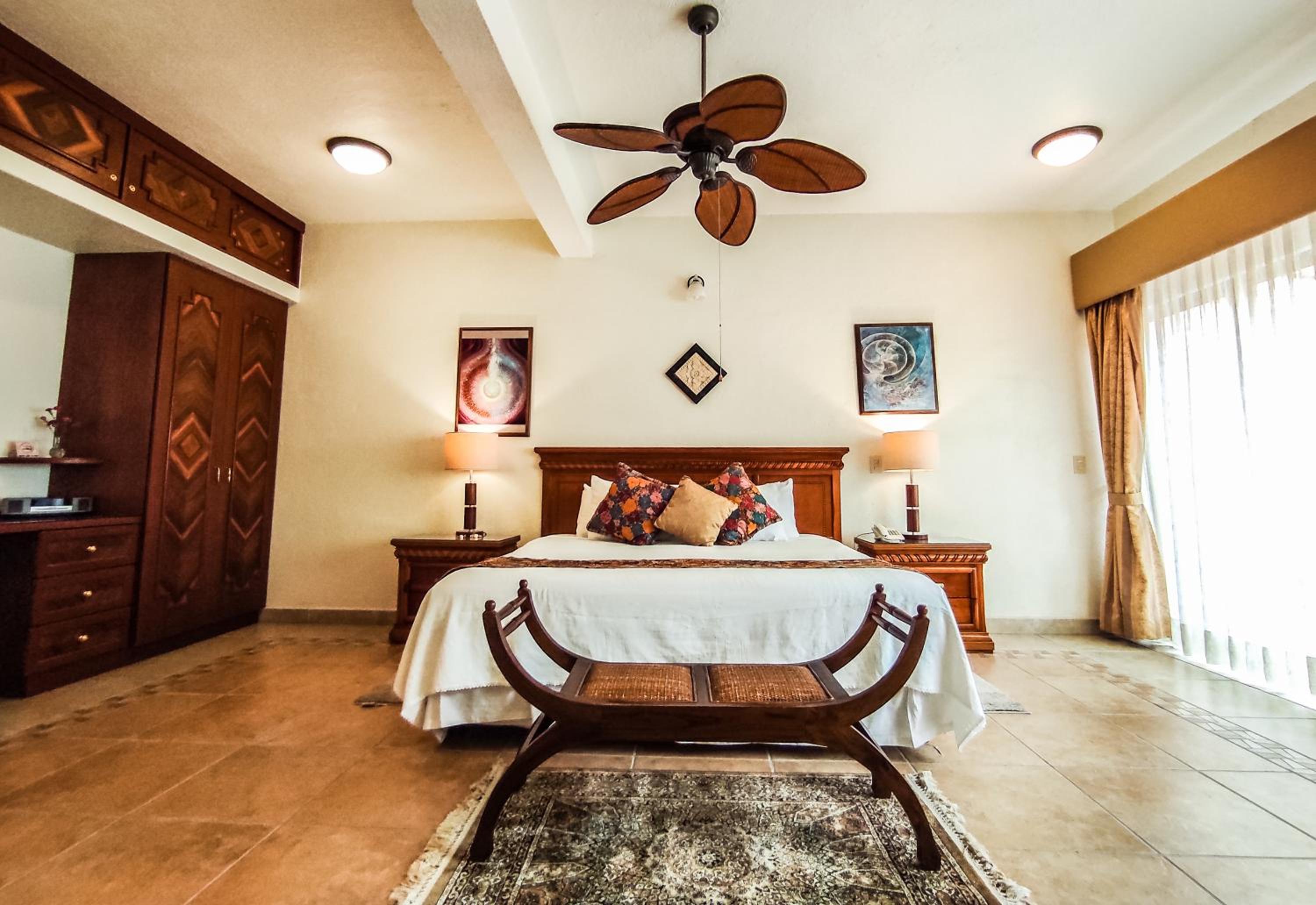 Deluxe King Room - Photo 1
