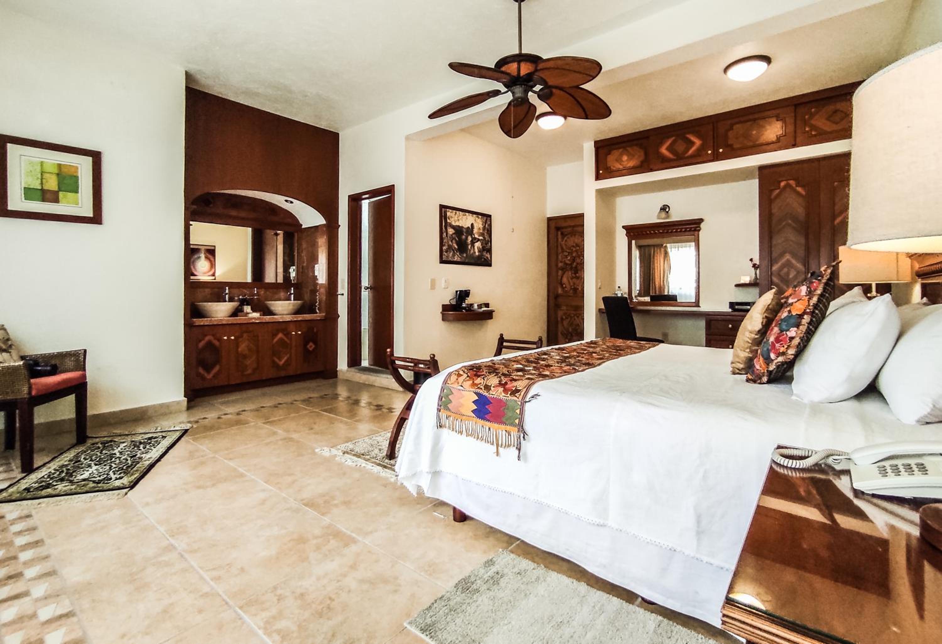 Deluxe King Room - Photo 4