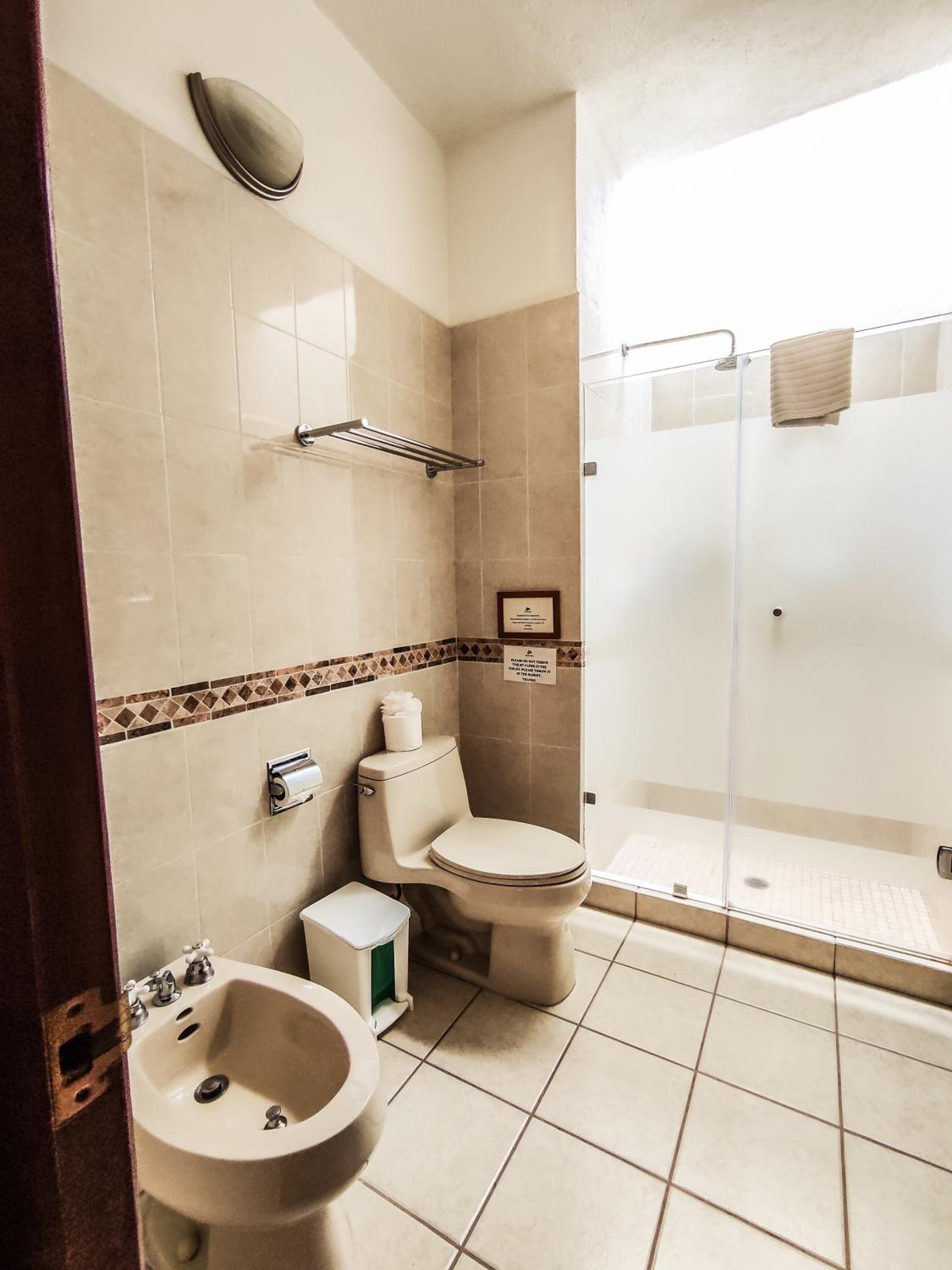 Deluxe King Room - Photo 9