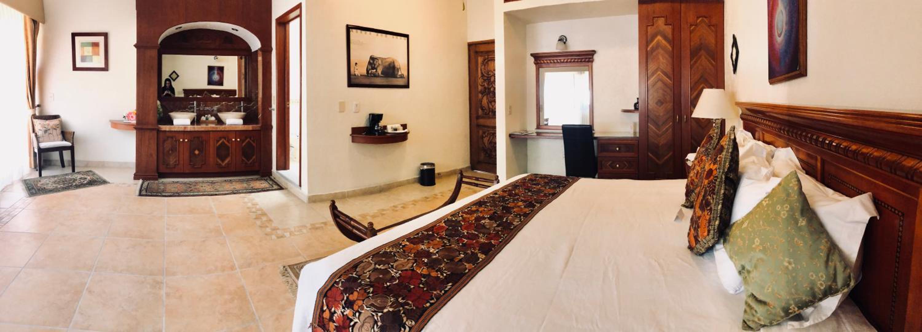 Deluxe King Room - Photo 8