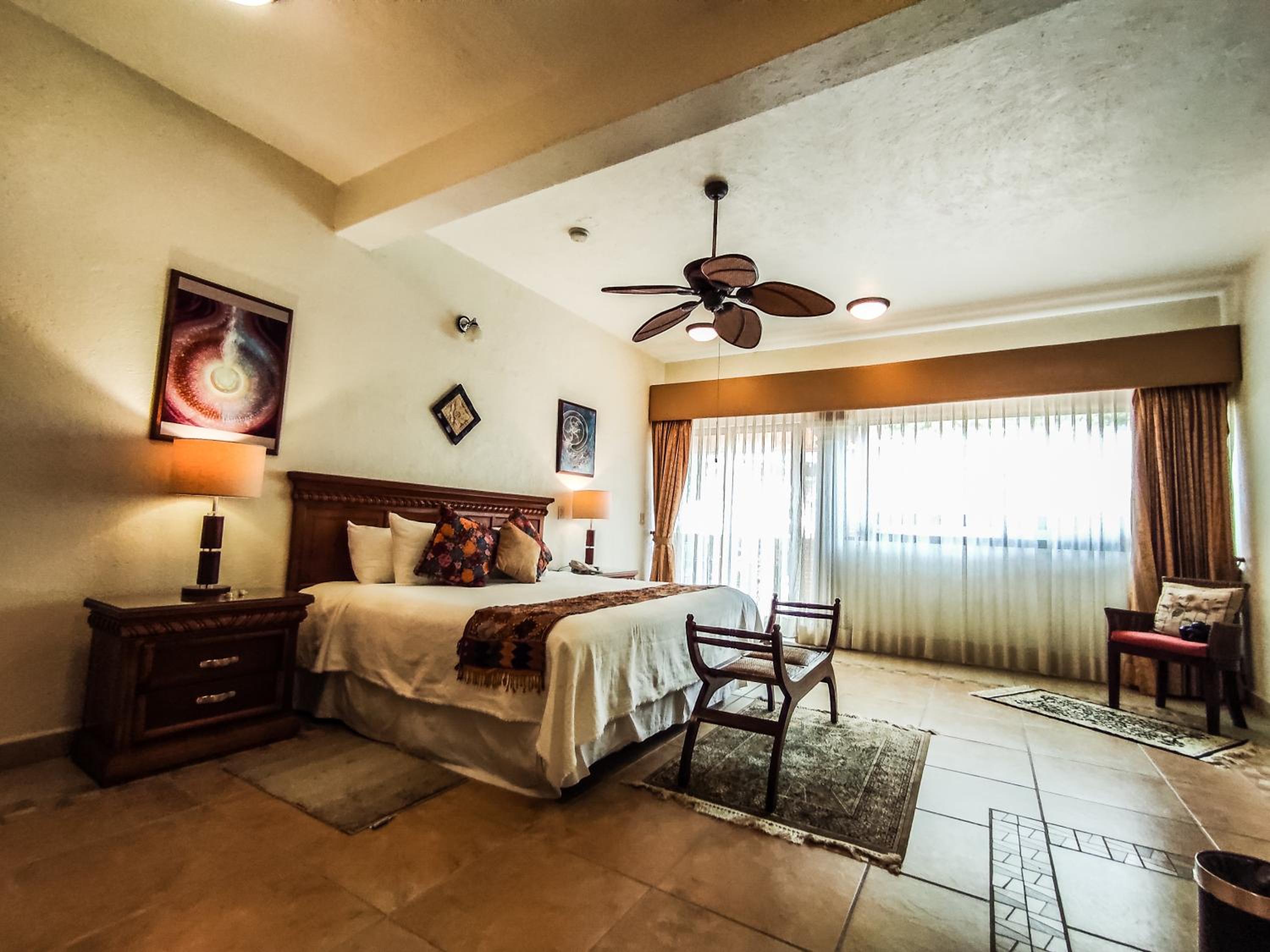 Deluxe King Room - Photo 5