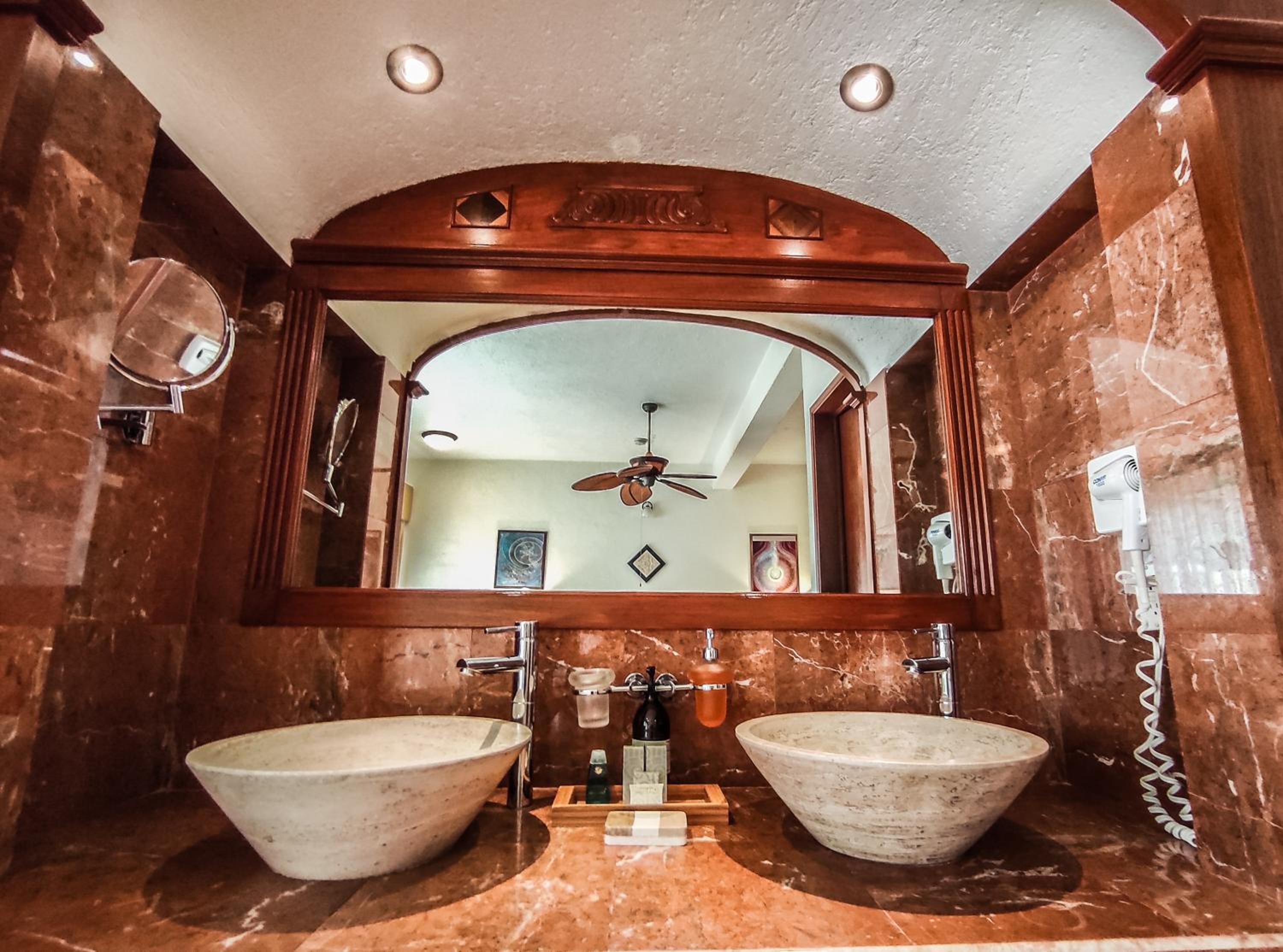 Deluxe King Room - Photo 6