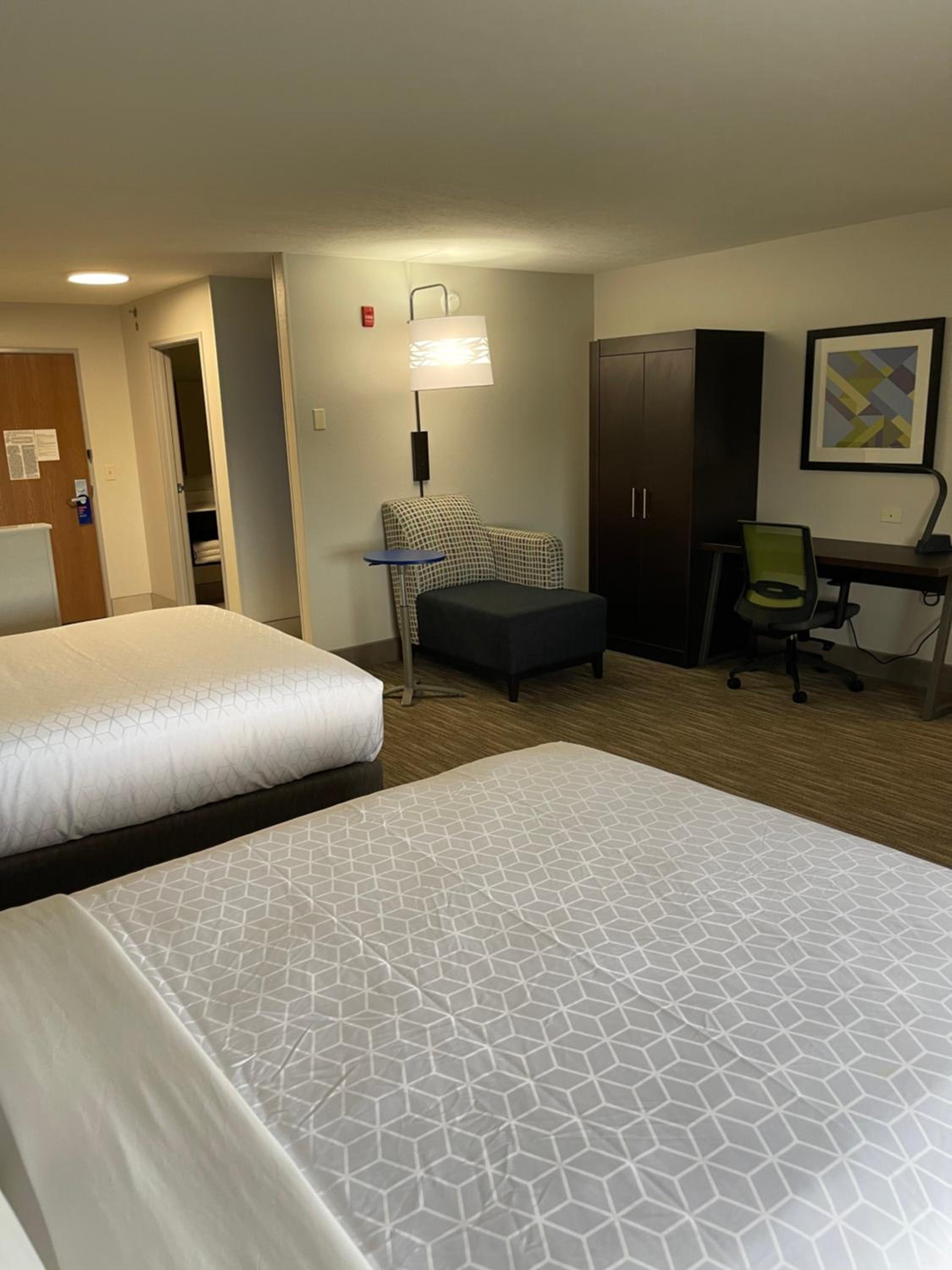 Queen Room with Three Queen Beds - Photo 3