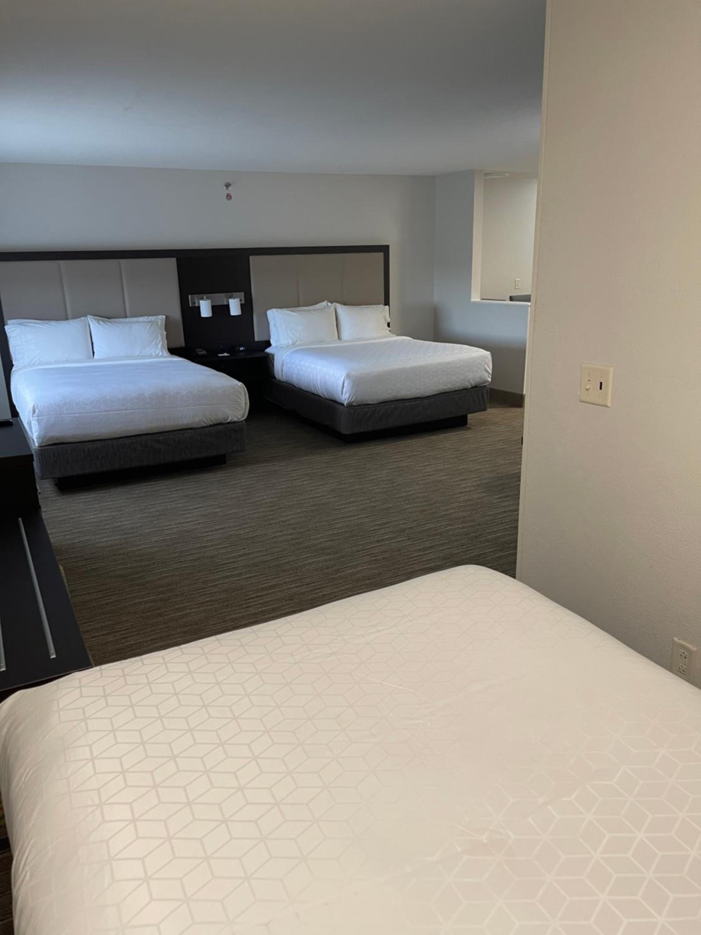 Queen Room with Three Queen Beds - Photo 8
