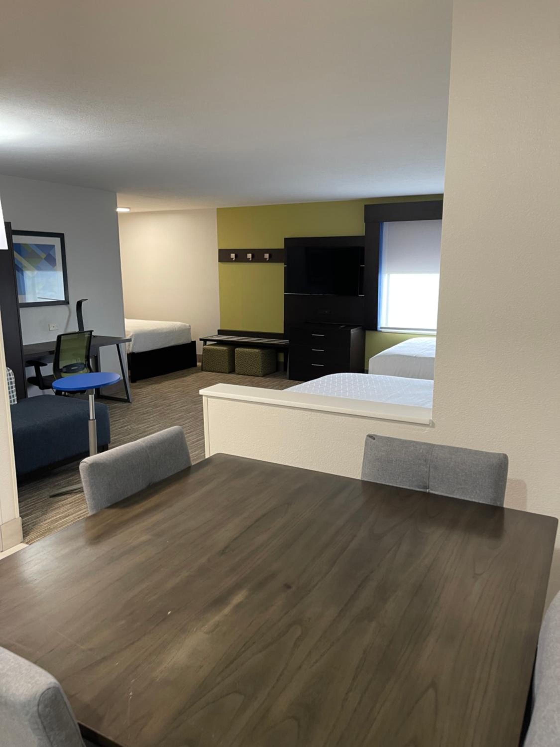 Queen Room with Three Queen Beds - Photo 7