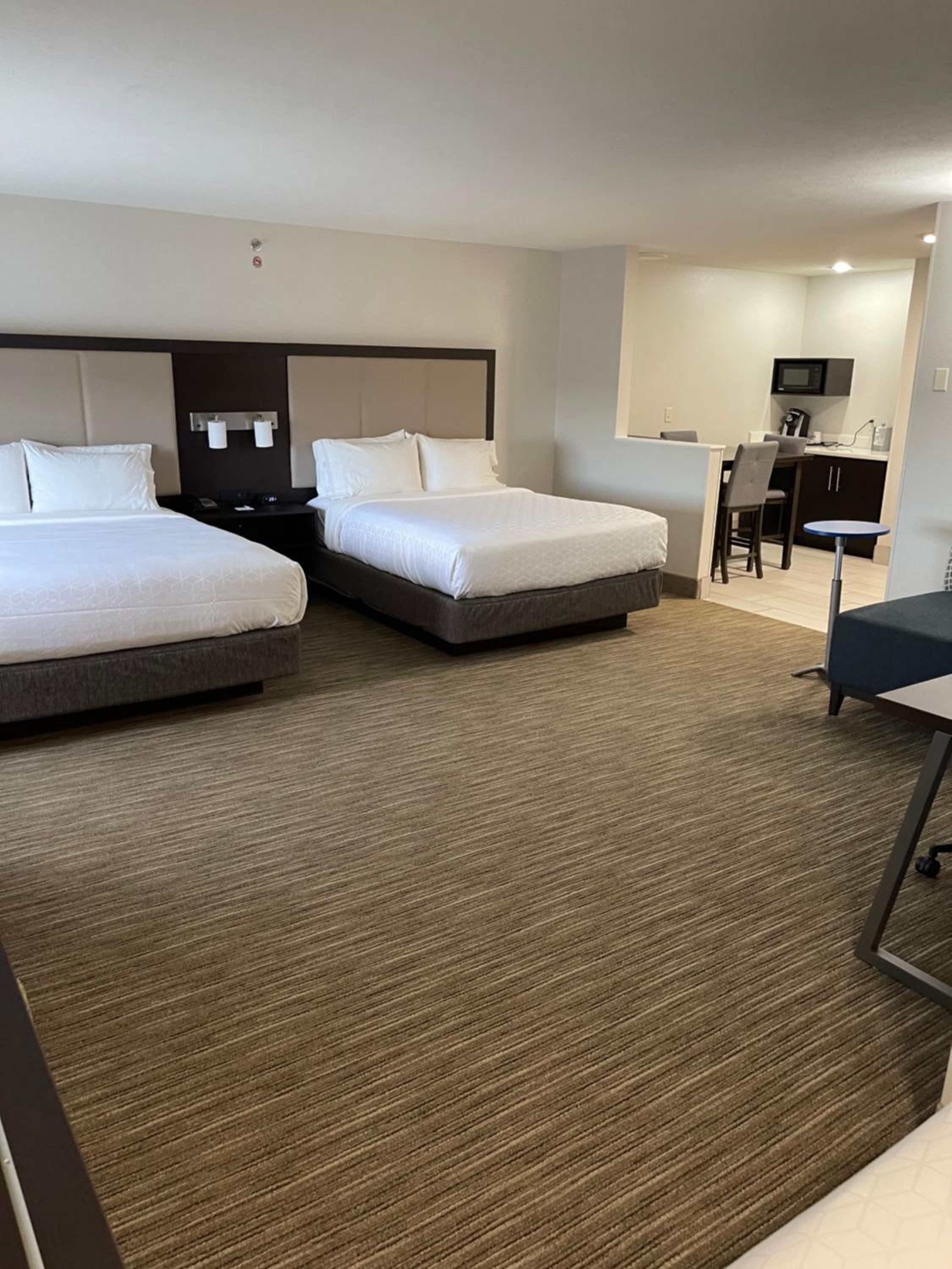 Queen Room with Three Queen Beds - Photo 12