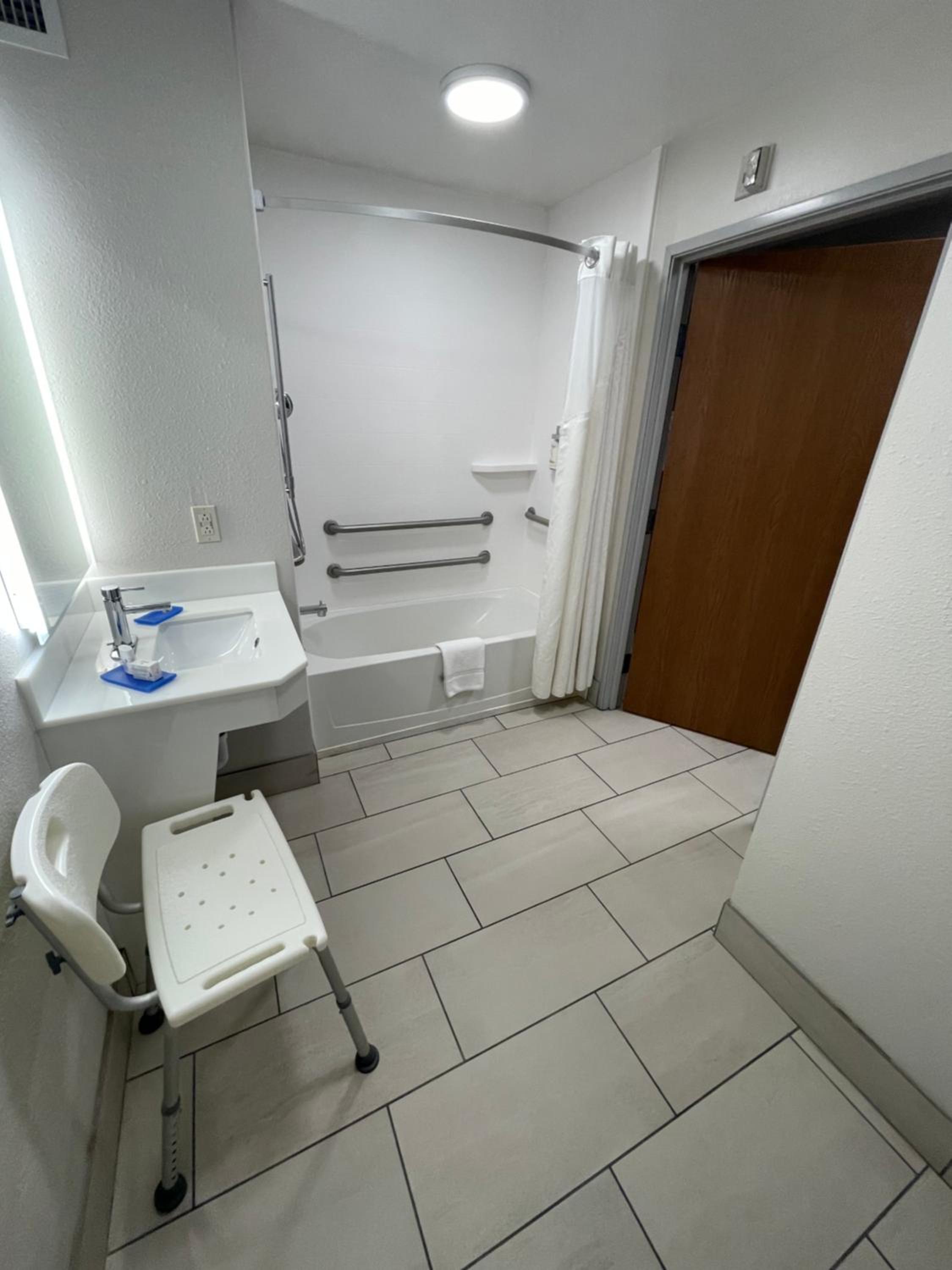 King Suite - Disability Access - Photo 7