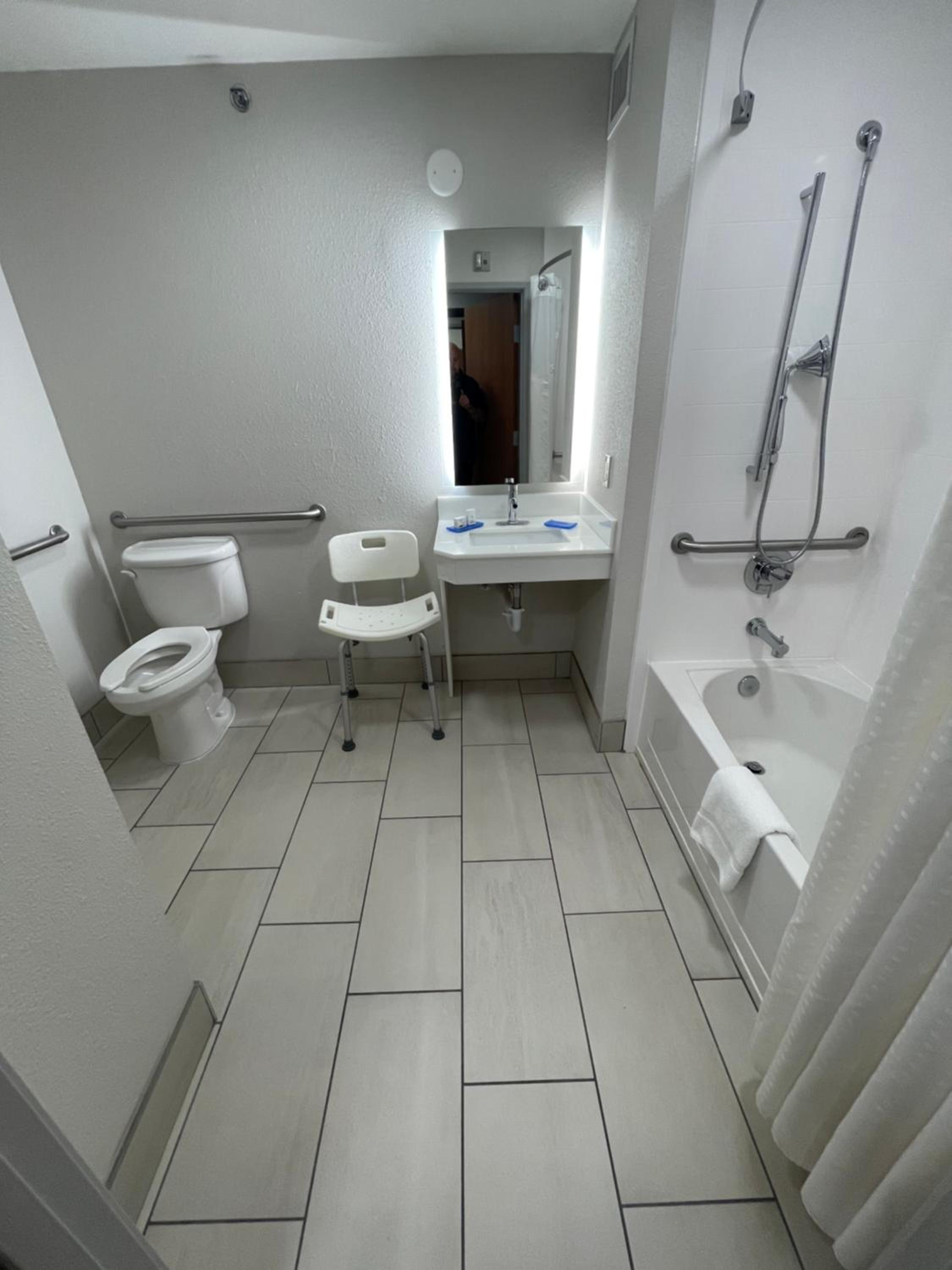 King Suite - Disability Access - Photo 6