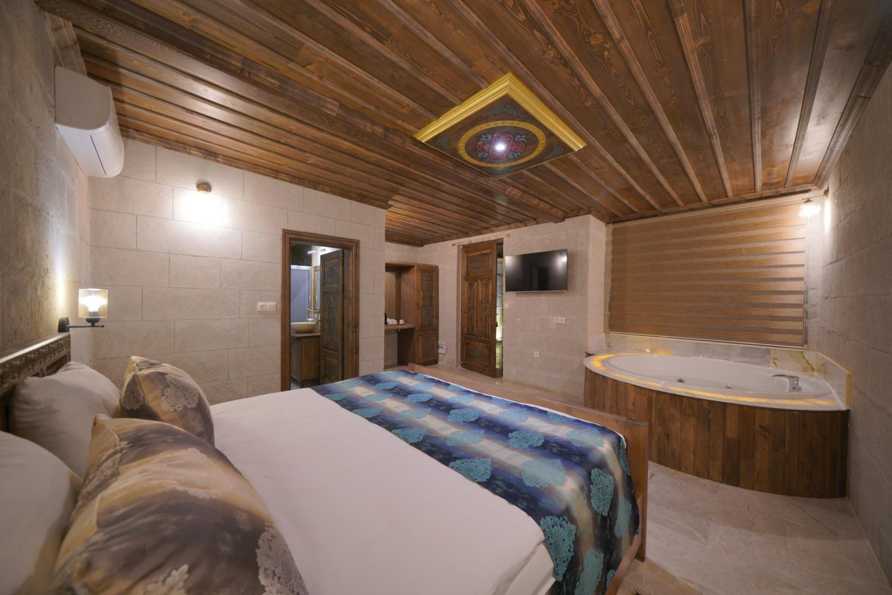 Deluxe Double Room with Bath photo 3