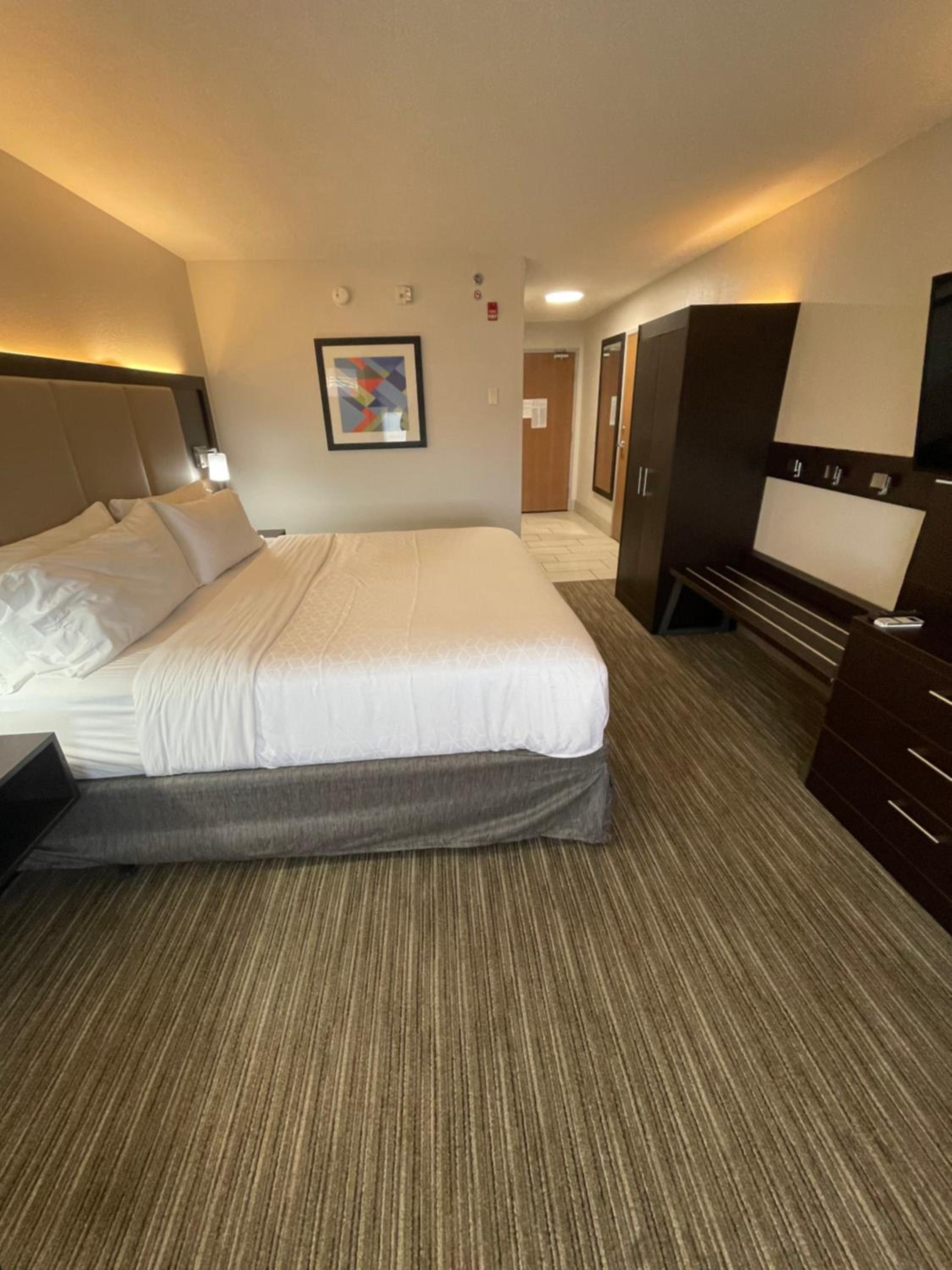 King Suite - Disability Access - Photo 5