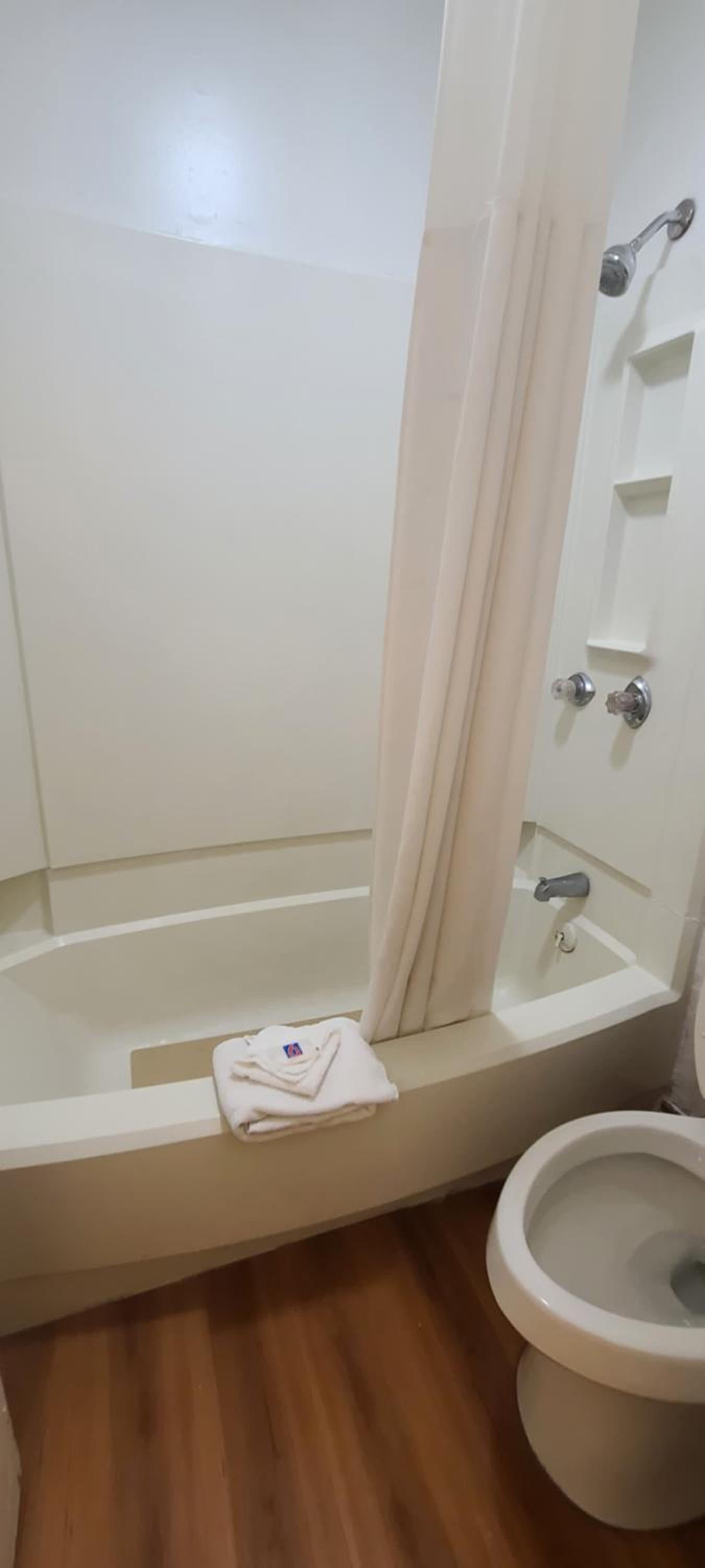 Deluxe King Room - Non-Smoking photo 3
