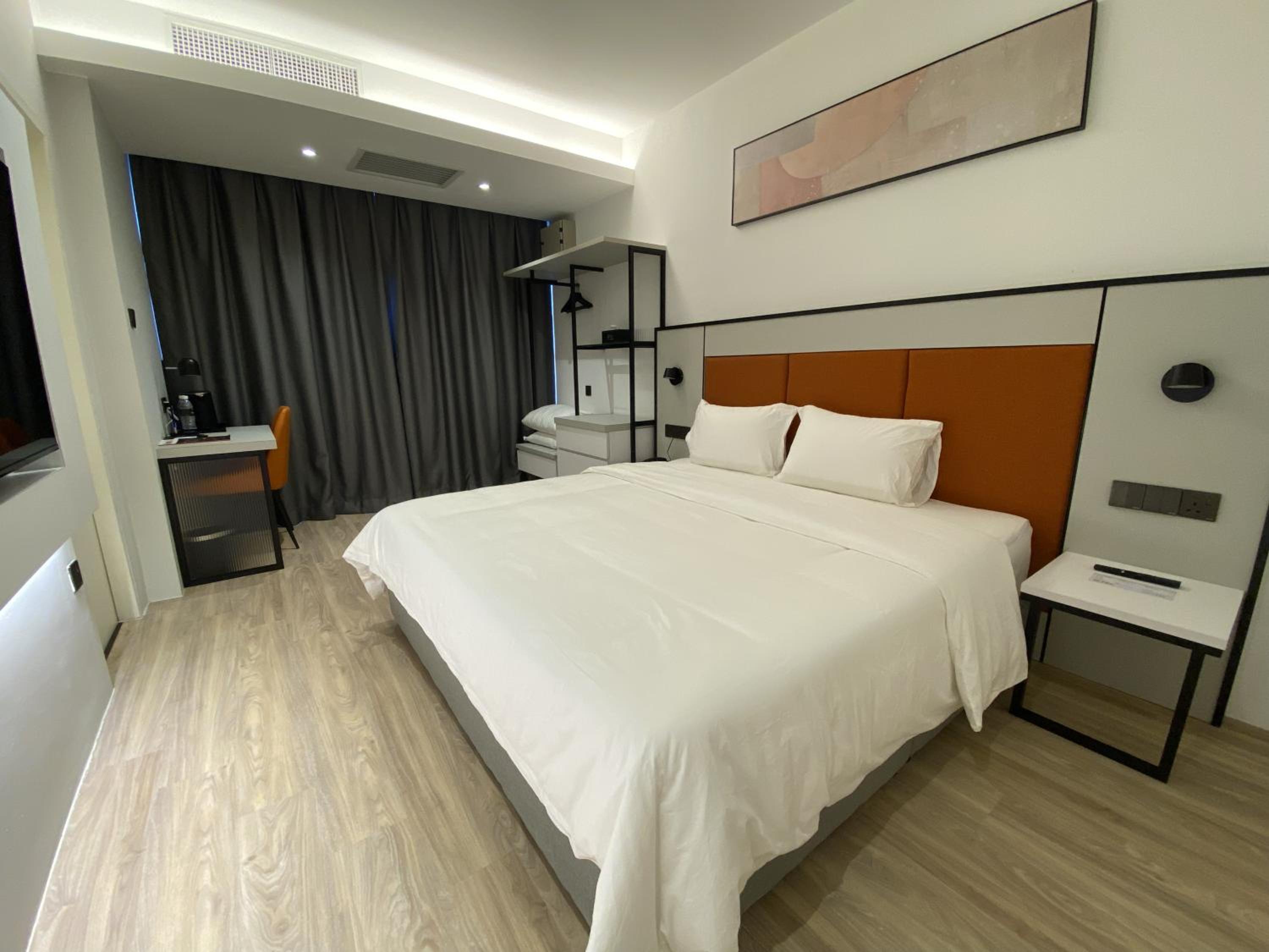 King Room with Balcony photo 1