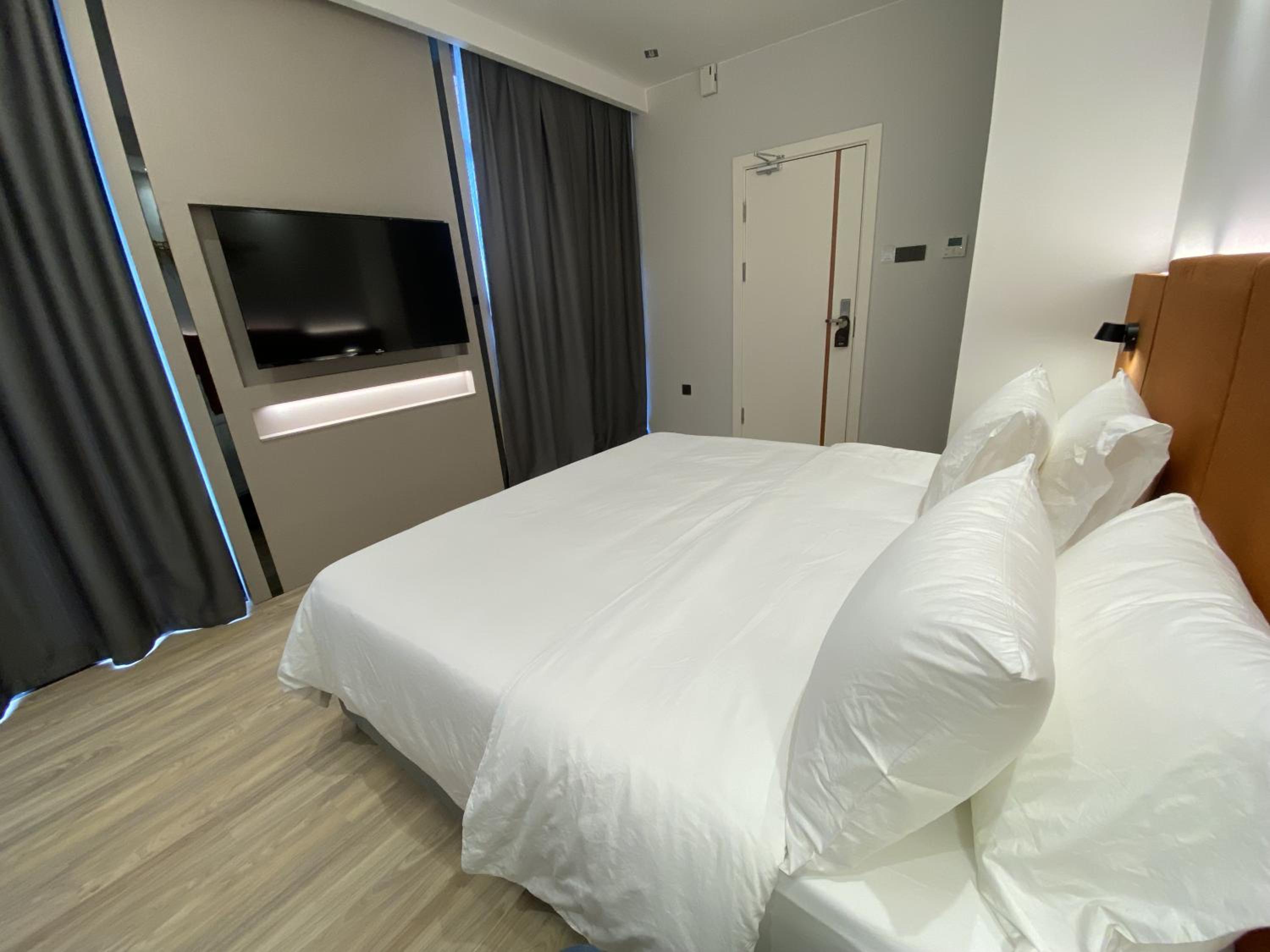 King Suite with Balcony photo 2