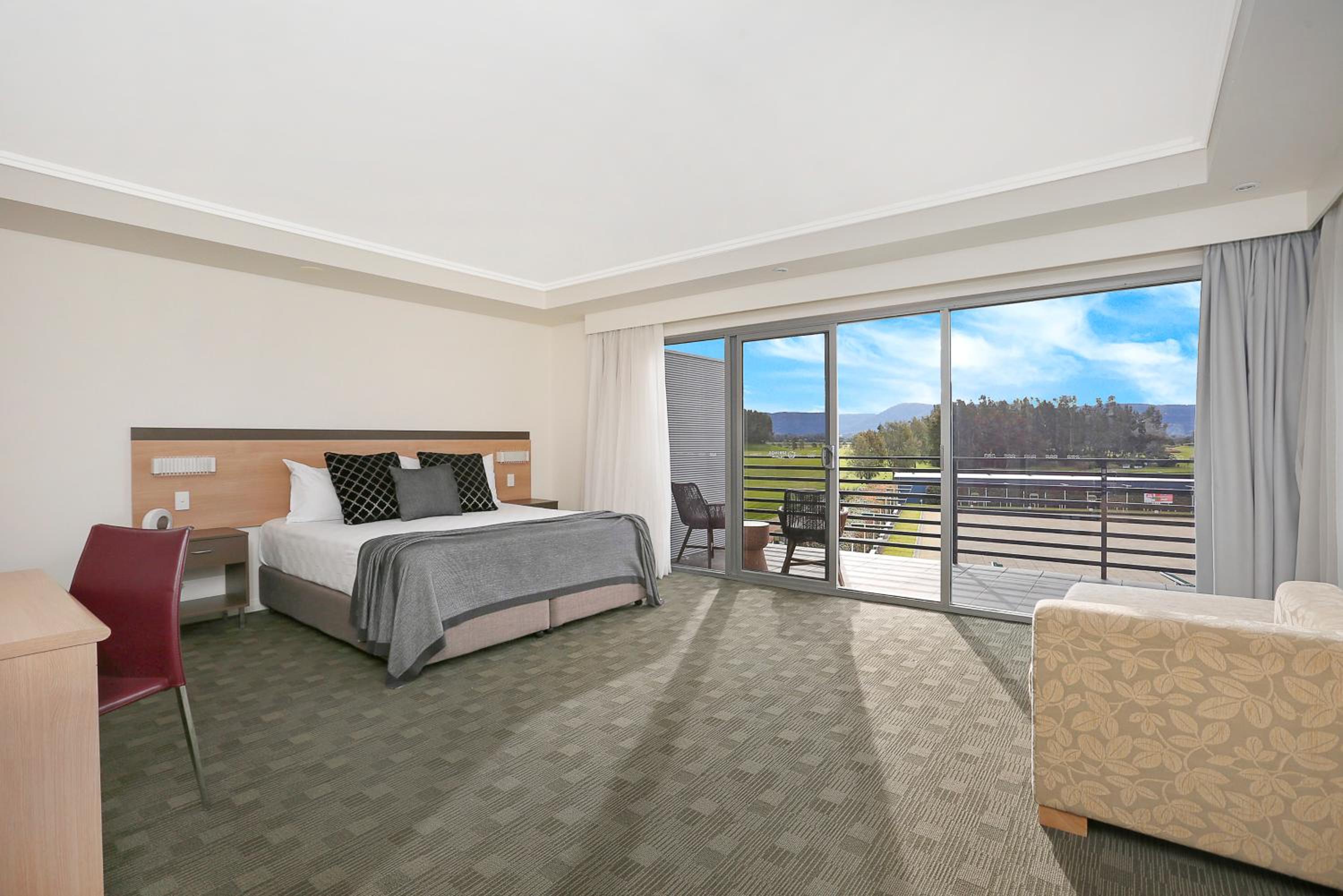 Deluxe King Room with Spa Bath - Photo 1