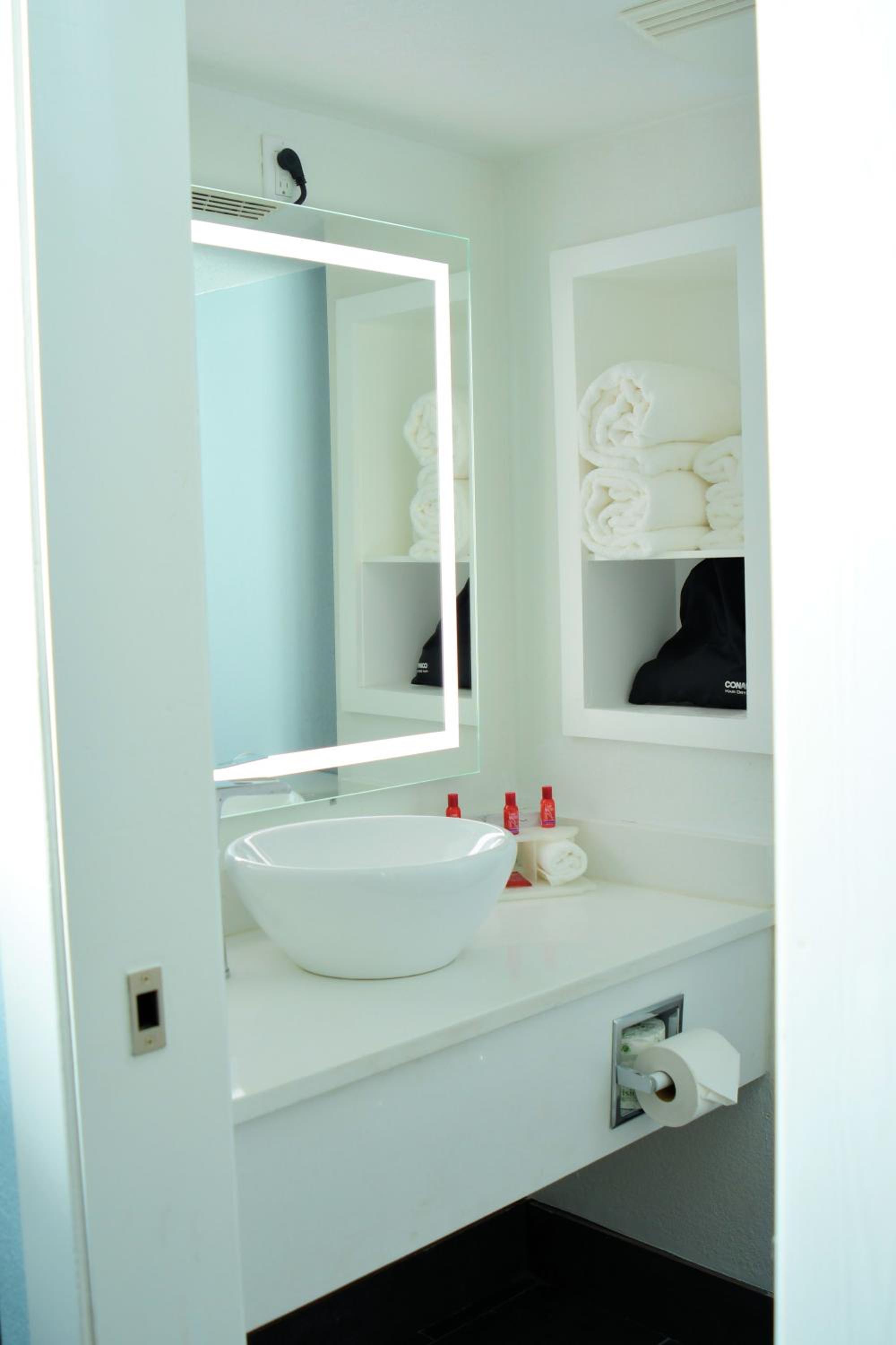 Queen Room with Two Queen Beds - Non-Smoking - Photo 6